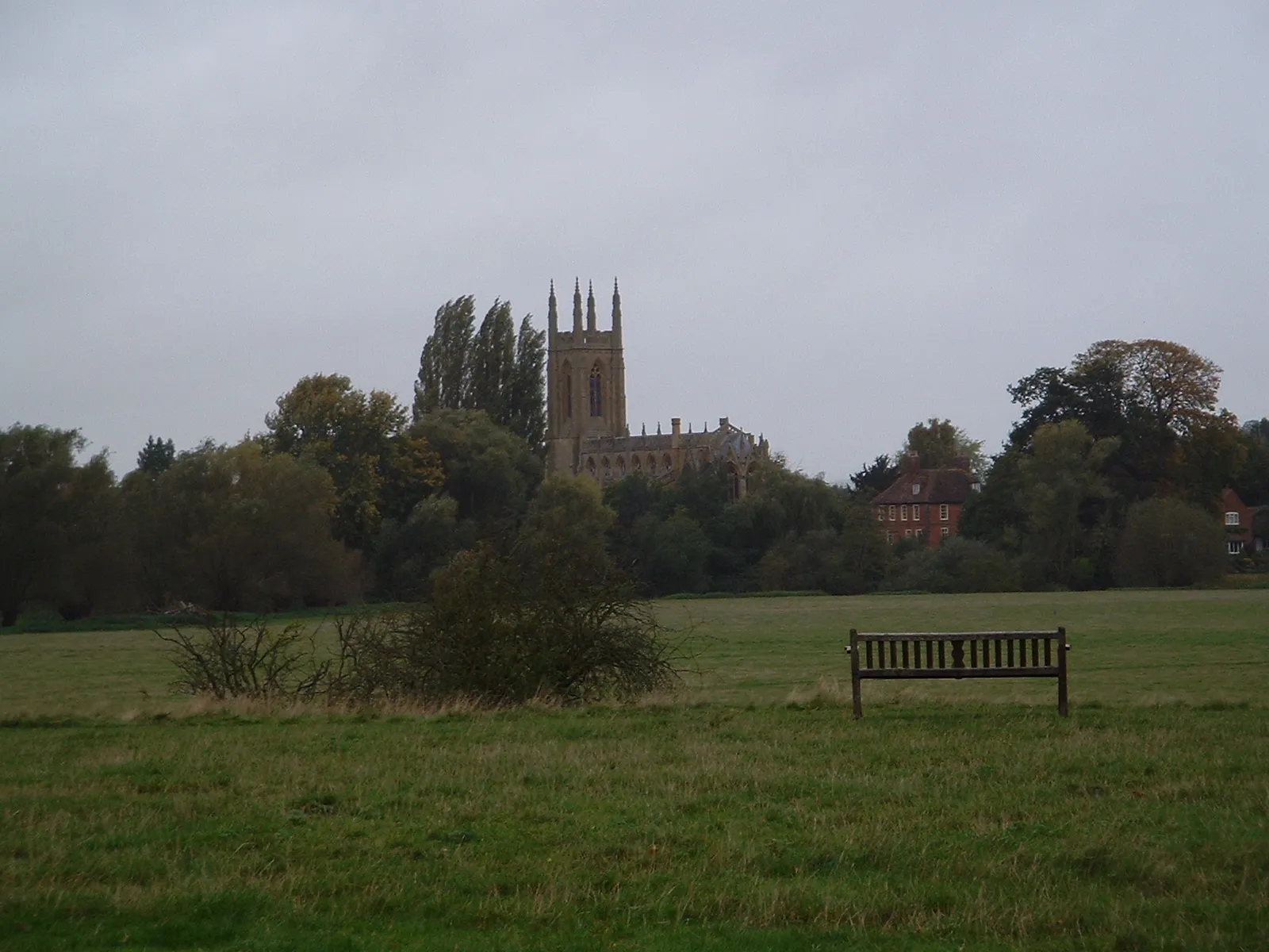 Photo showing: Hampton Lucy from Charlecote Park, Warwickshire, with the Church of St. Peter. Taken by Necrothesp, 24 October 2005.