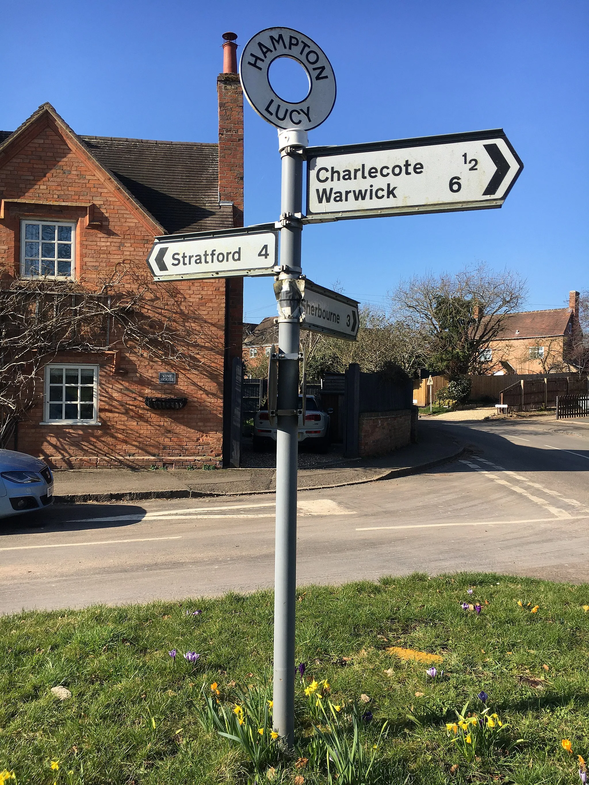 Photo showing: A signpost in Hampton Lucy, Warwickshire.