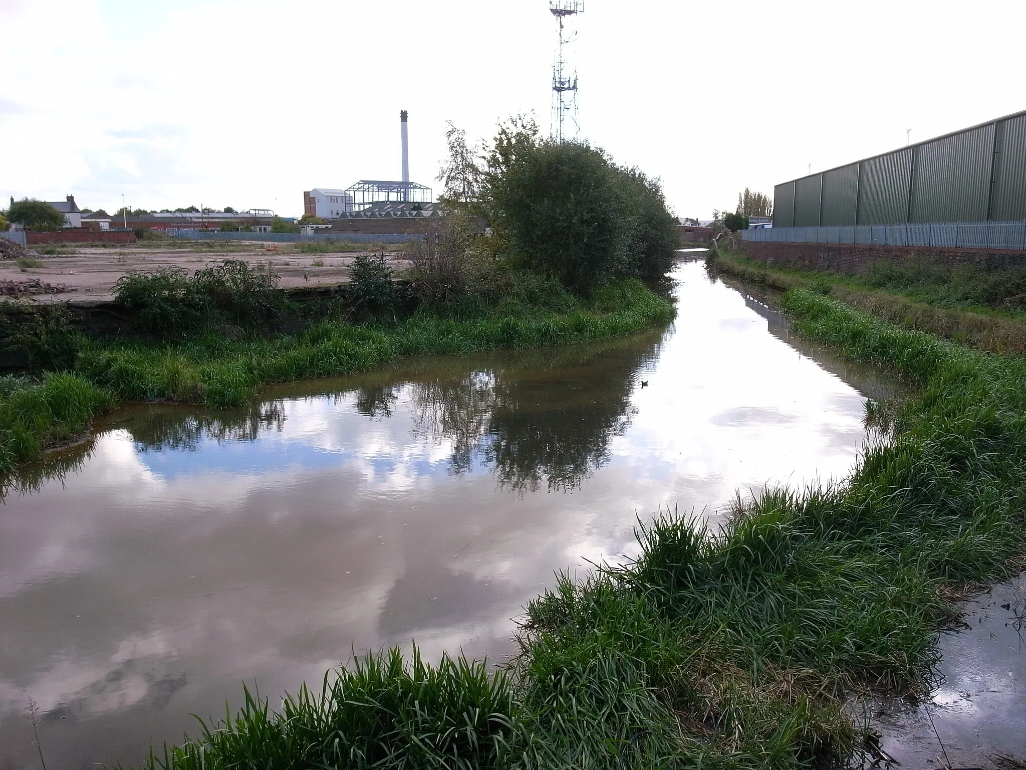Photo showing: The barely navigable remains of the Wednesbury Old Canal in West Bromwich, England. It was part of the first section of the Birmingham Canal (first in the area) to open in 1869.