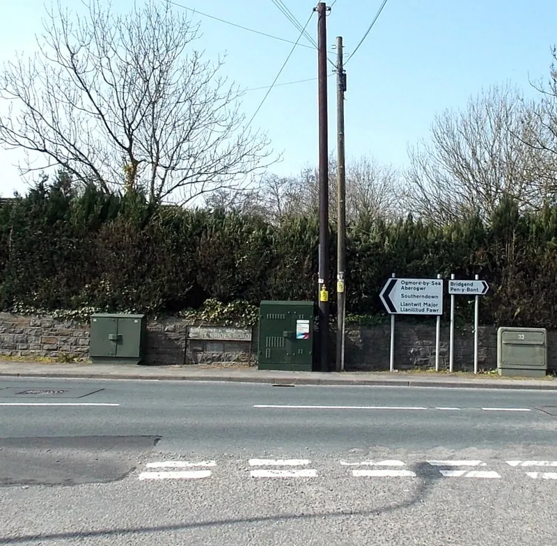 Photo showing: B4265 cabinets and direction signs at a Ewenny junction