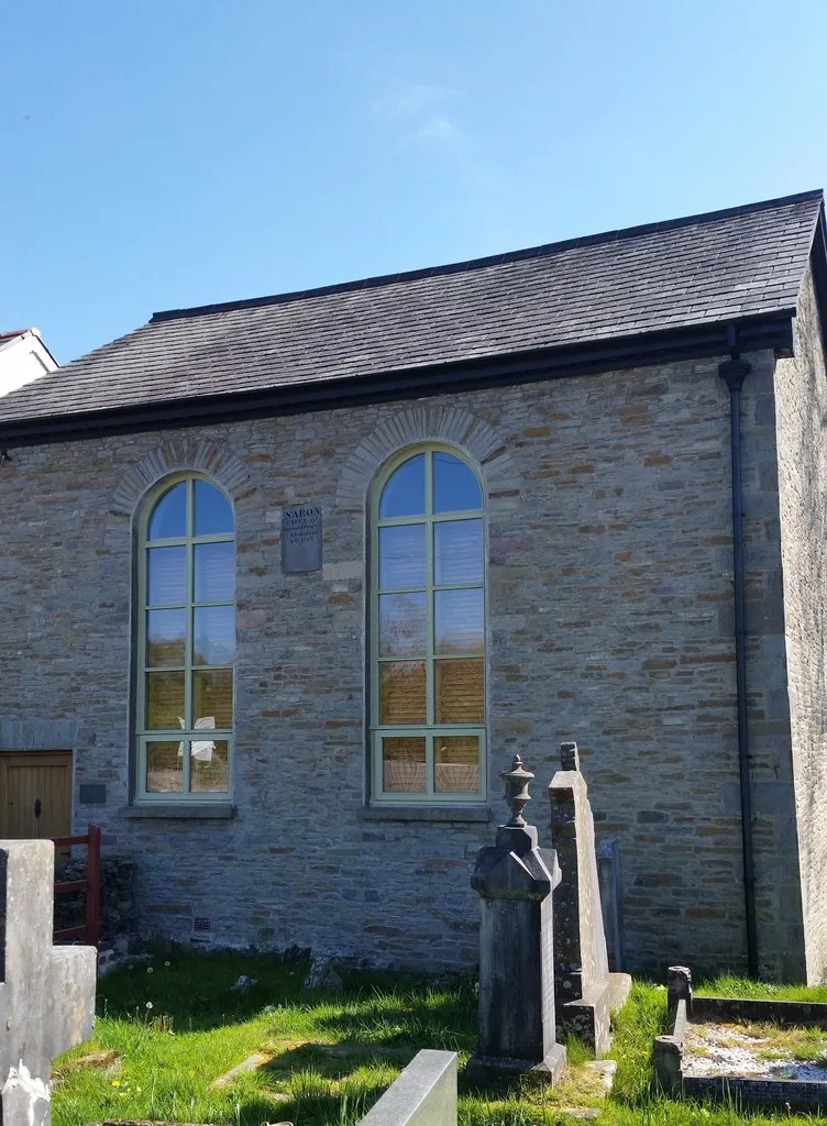 Photo showing: Saron Independent Chapel. Grade II Listed chapel built in 1815. Rebuilt in 1843 and modified in 1857 in the Simple Round-Headed Style. It later became a school room.