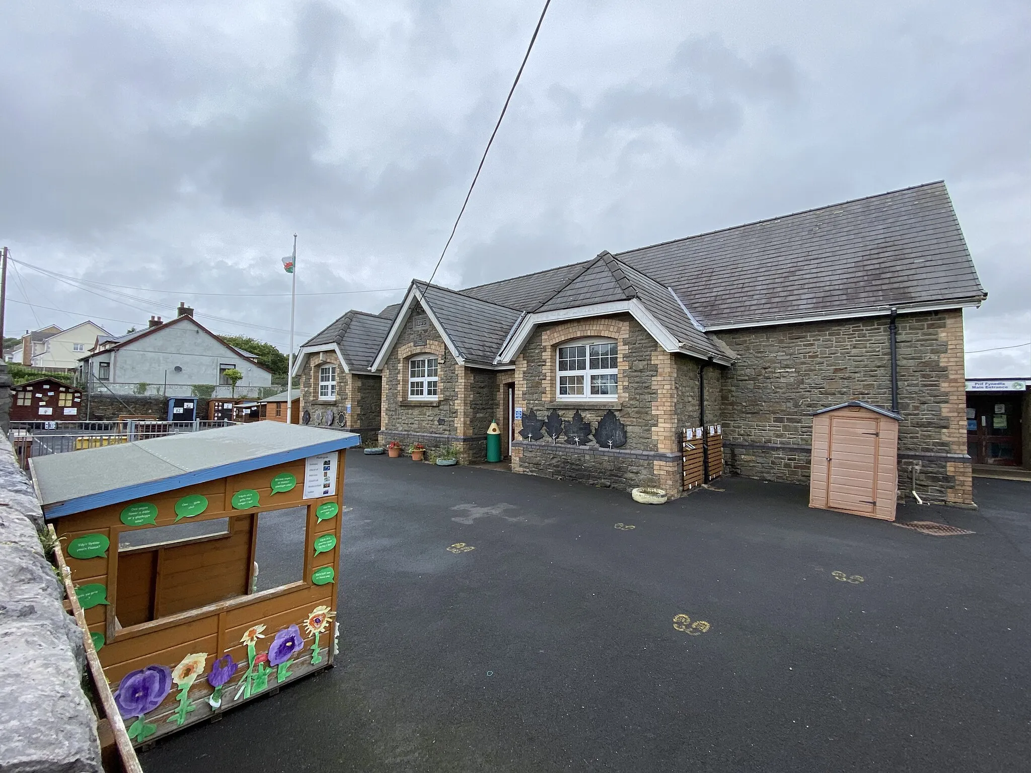 Photo showing: Ysgol Gwynfryn, Pontiets. Village school.