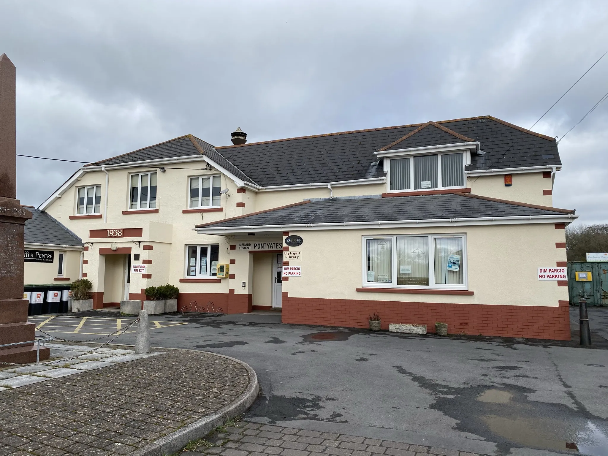 Photo showing: Pontiets library. Library and community hall at Pontiets.