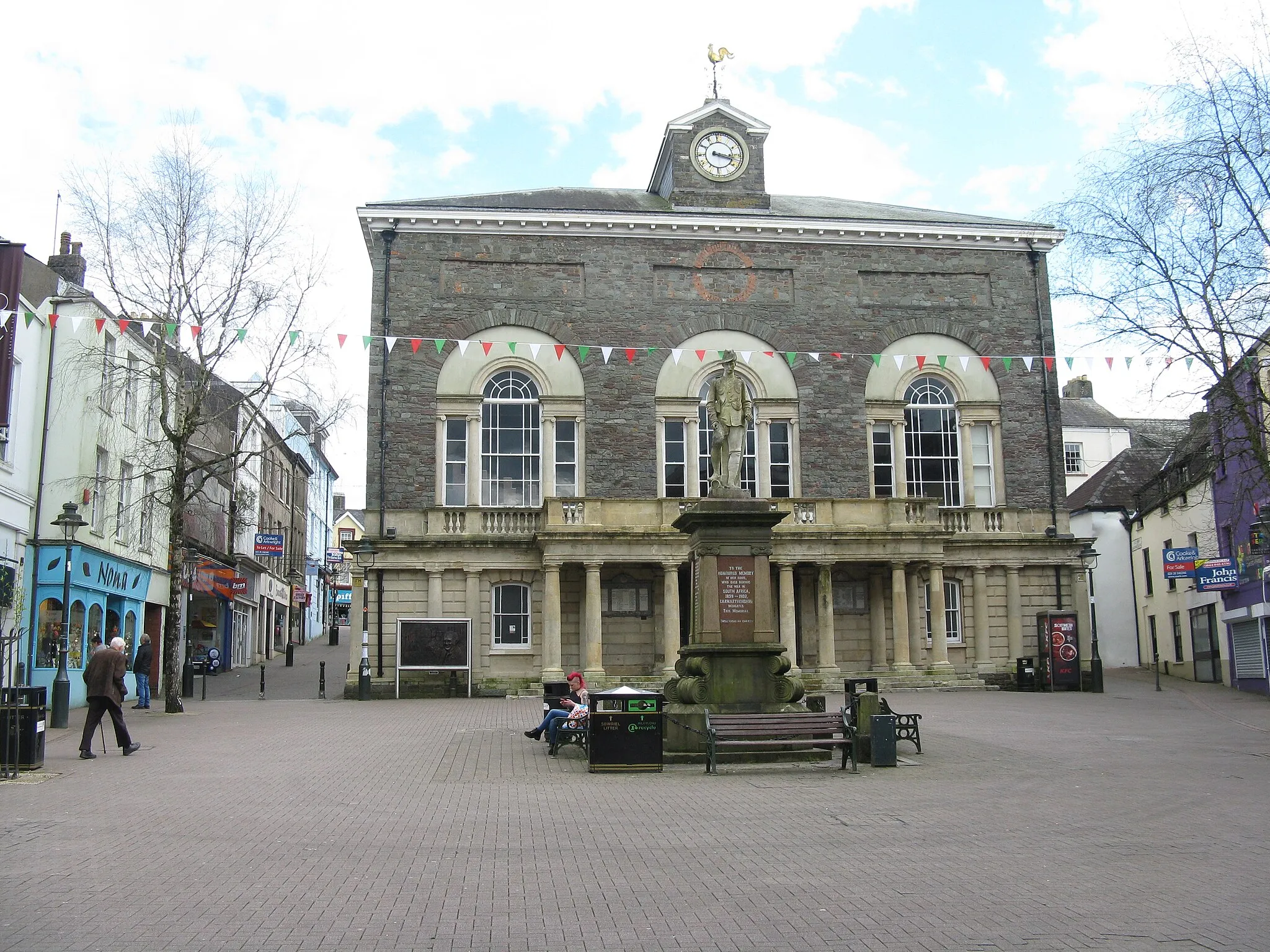Photo showing: Carmarthen Guildhall