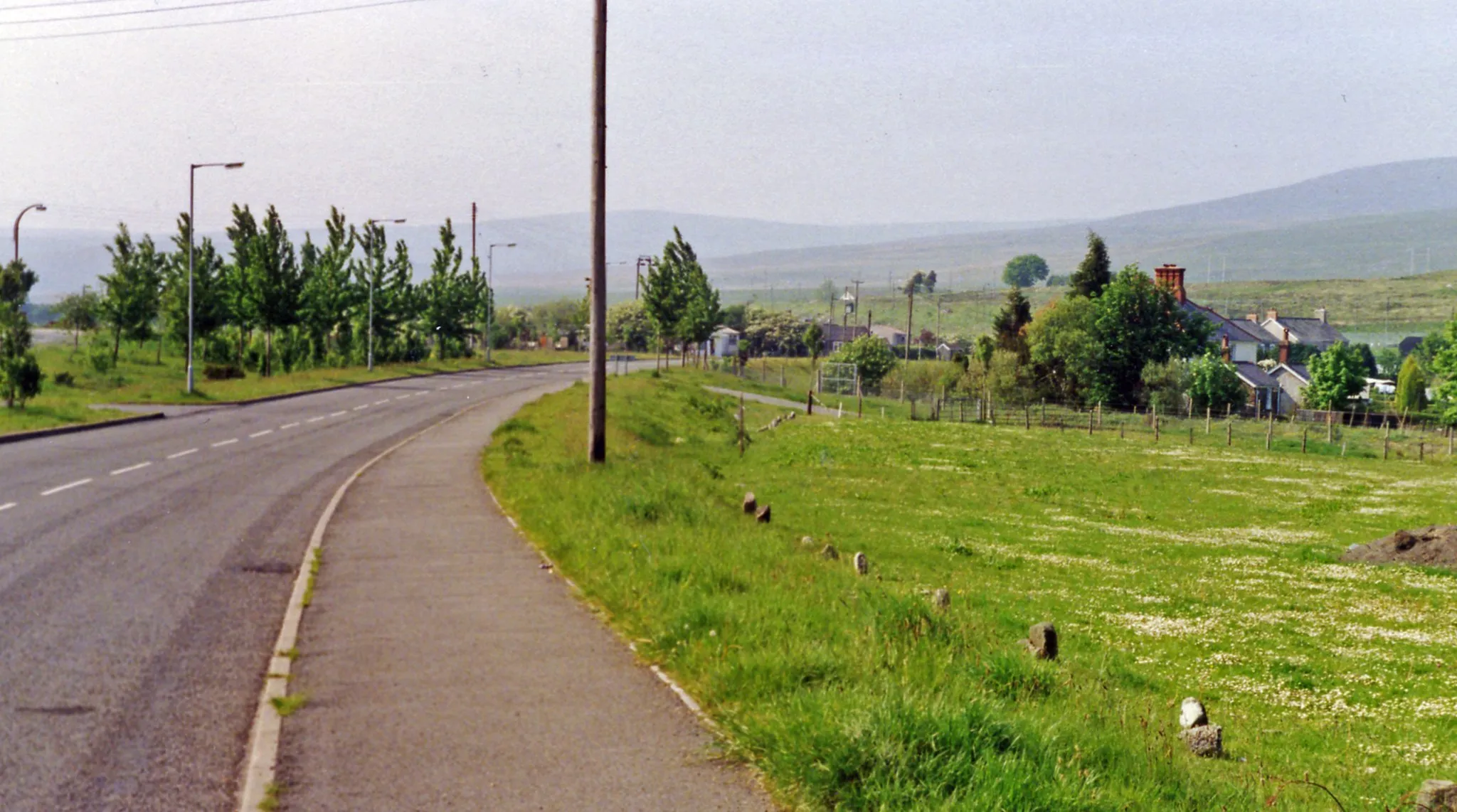 Photo showing: Site of Cwmllynfell station.
View northward in the Cwmannan Valley on A4068, with the Carmarthenshire Black Mountains (Carn Ushaf, 1,580 ft.) on the horizon. The station had been over to the left, with the line - crossing on the level - being the ex-Midland Swansea (St Thomas) - Ystelyfera - Brynamman (East) line, which was closed to passengers on 25/9/50, to goods on 28/9/64.