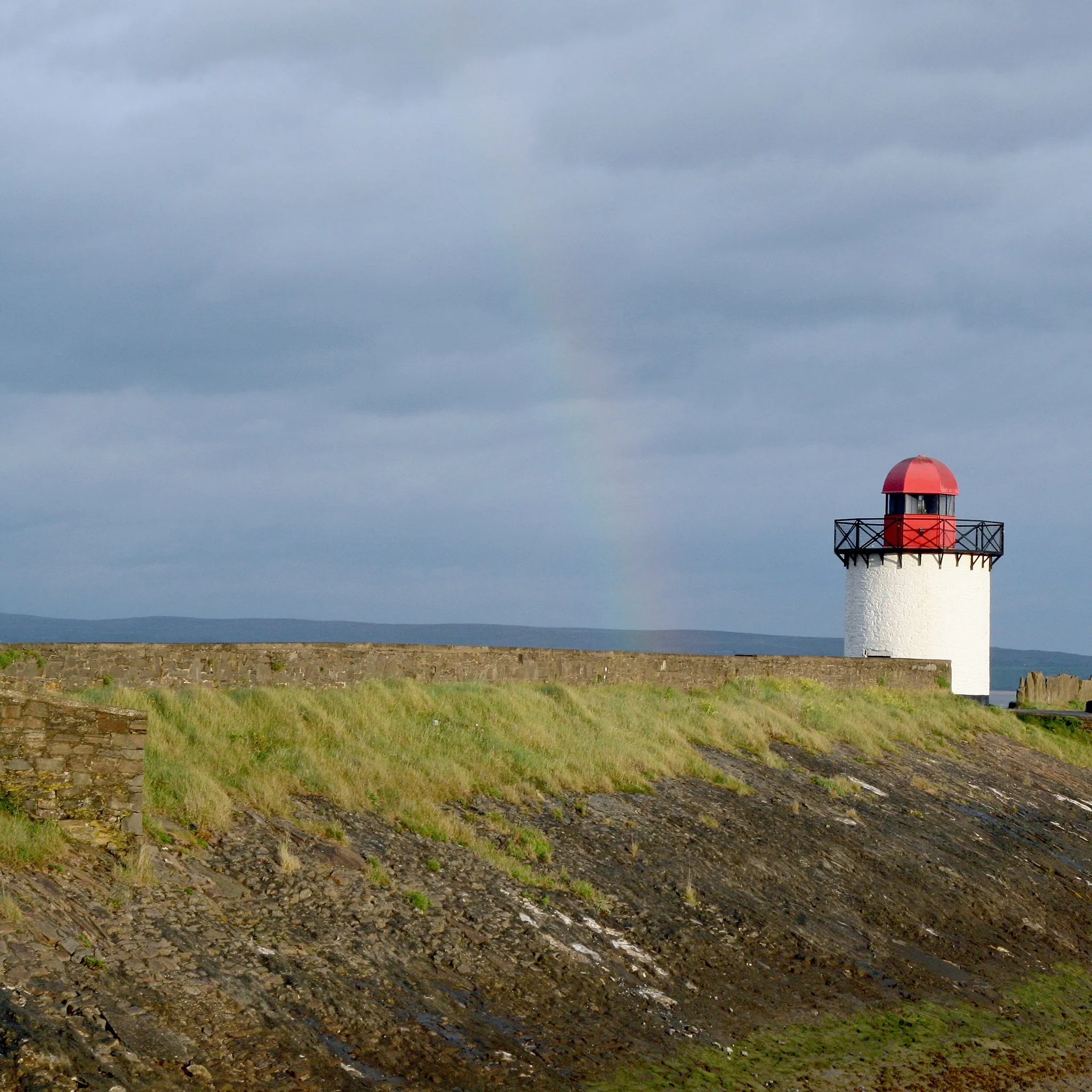 Photo showing: The lighthouse in Burry Port, Wales, during a storm. Taken in May 2007 by me.