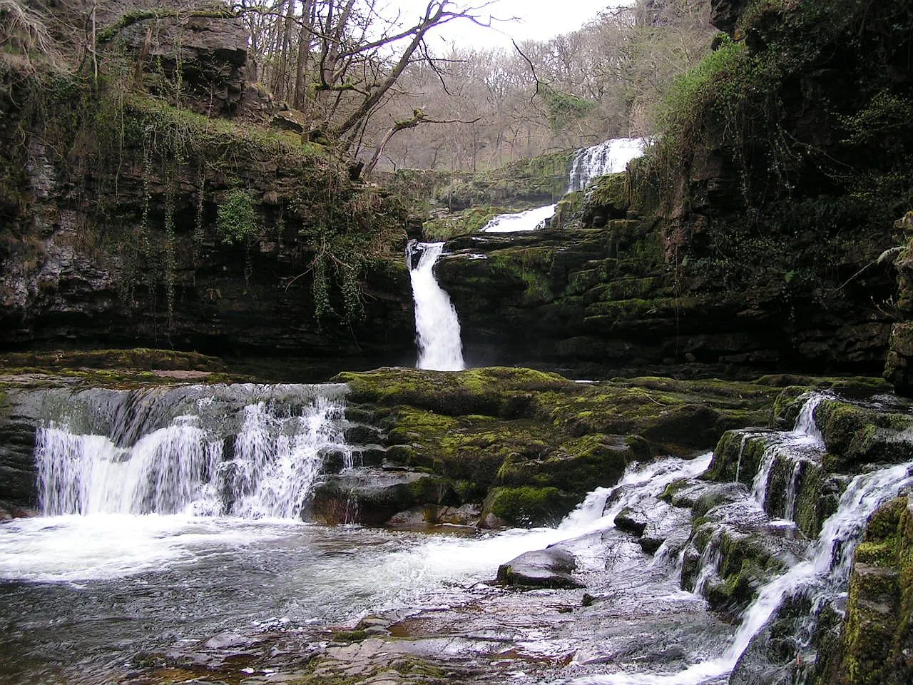 Photo showing: Sgwd Isaf Clun-gwyn, a waterfall on the Afon Mellte near Ystradfellte in the Brecon Beacons National Park. Photograph taken 17th April 2005.