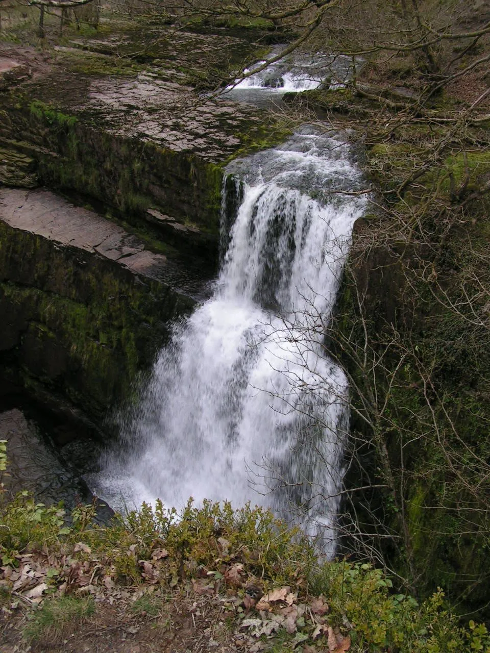 Photo showing: Sgŵd Clun-gwyn, a waterfall on the Afon Mellte near Ystradfellte in the Brecon Beacons National Park. Photograph taken 17th April 2005.