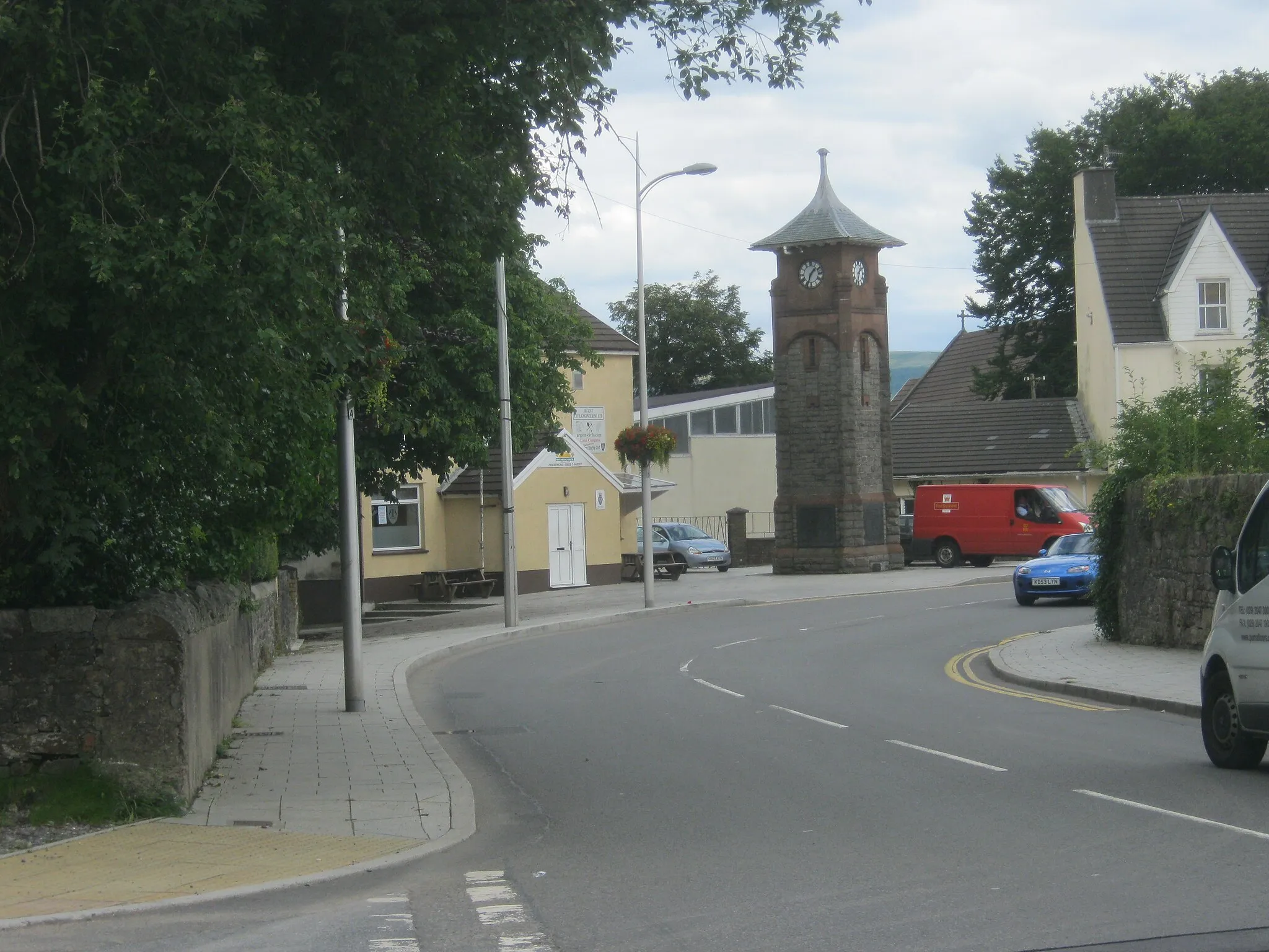 Photo showing: Hirwaun War Memorial