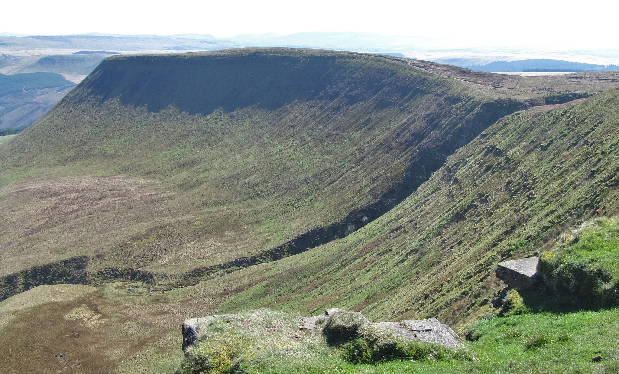 Photo showing: A gash on the mountainside