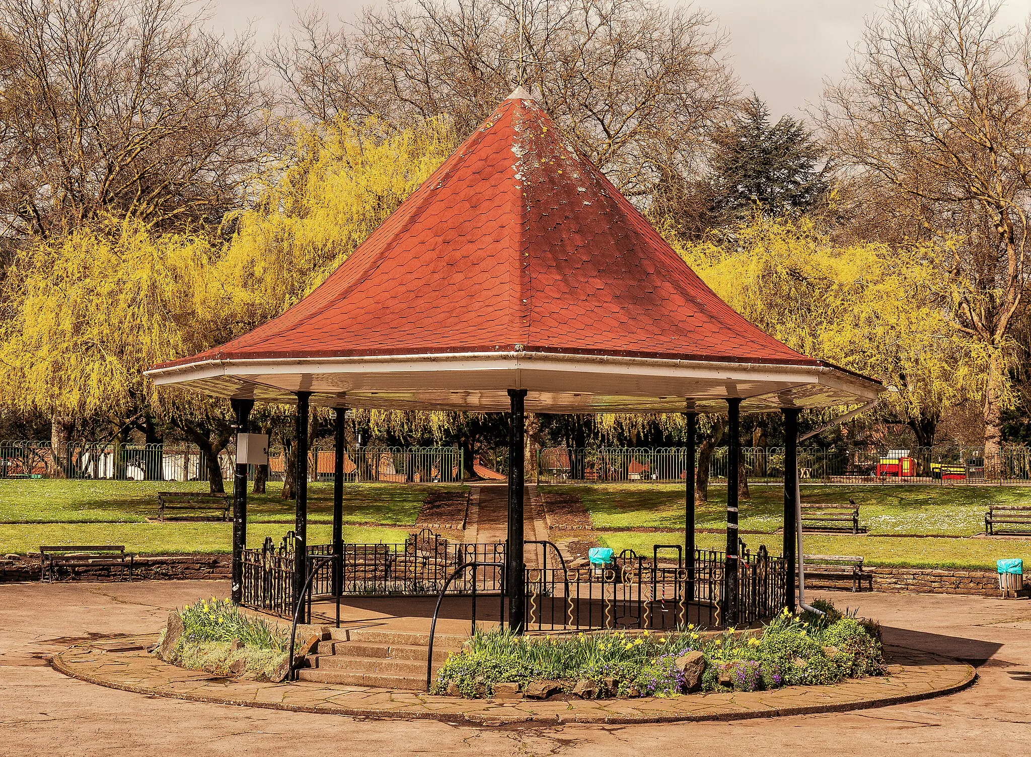 Photo showing: The bandstand in Ynysangharad Park, Pontypridd, south Wales.
