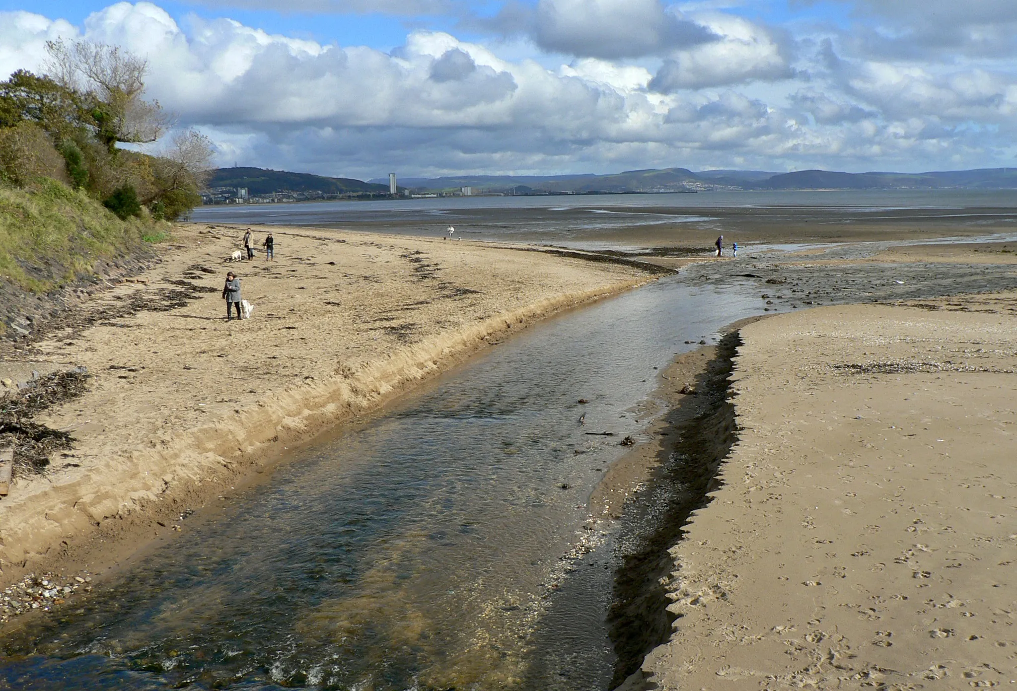 Photo showing: Dog walkers on Swansea beach at Blackpill. The Clyne River is in the foreground.