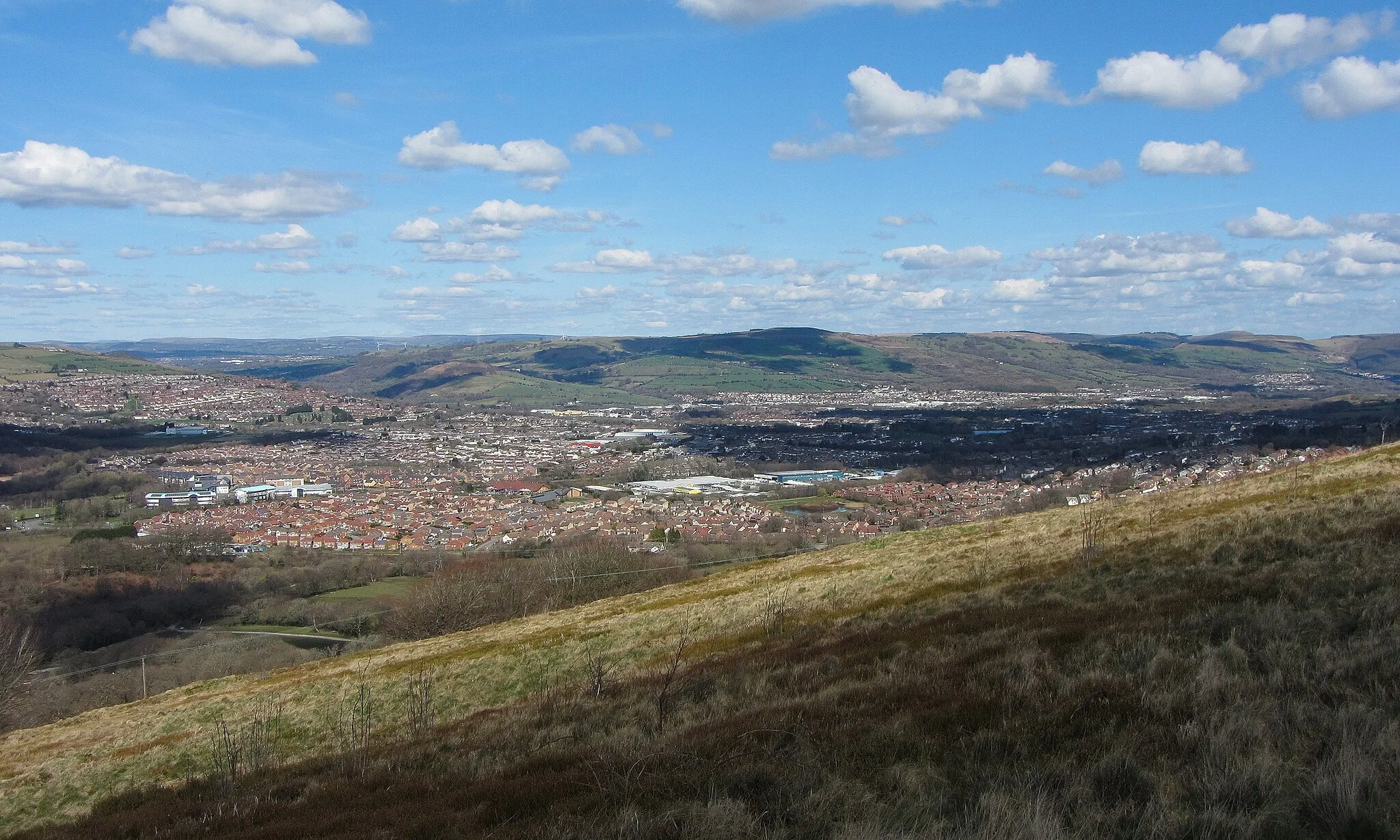 Photo showing: View across Caerphilly from Craig yr Allt