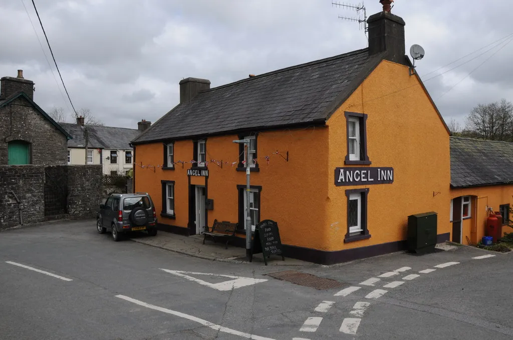 Photo showing: Angel Inn, Llansawel