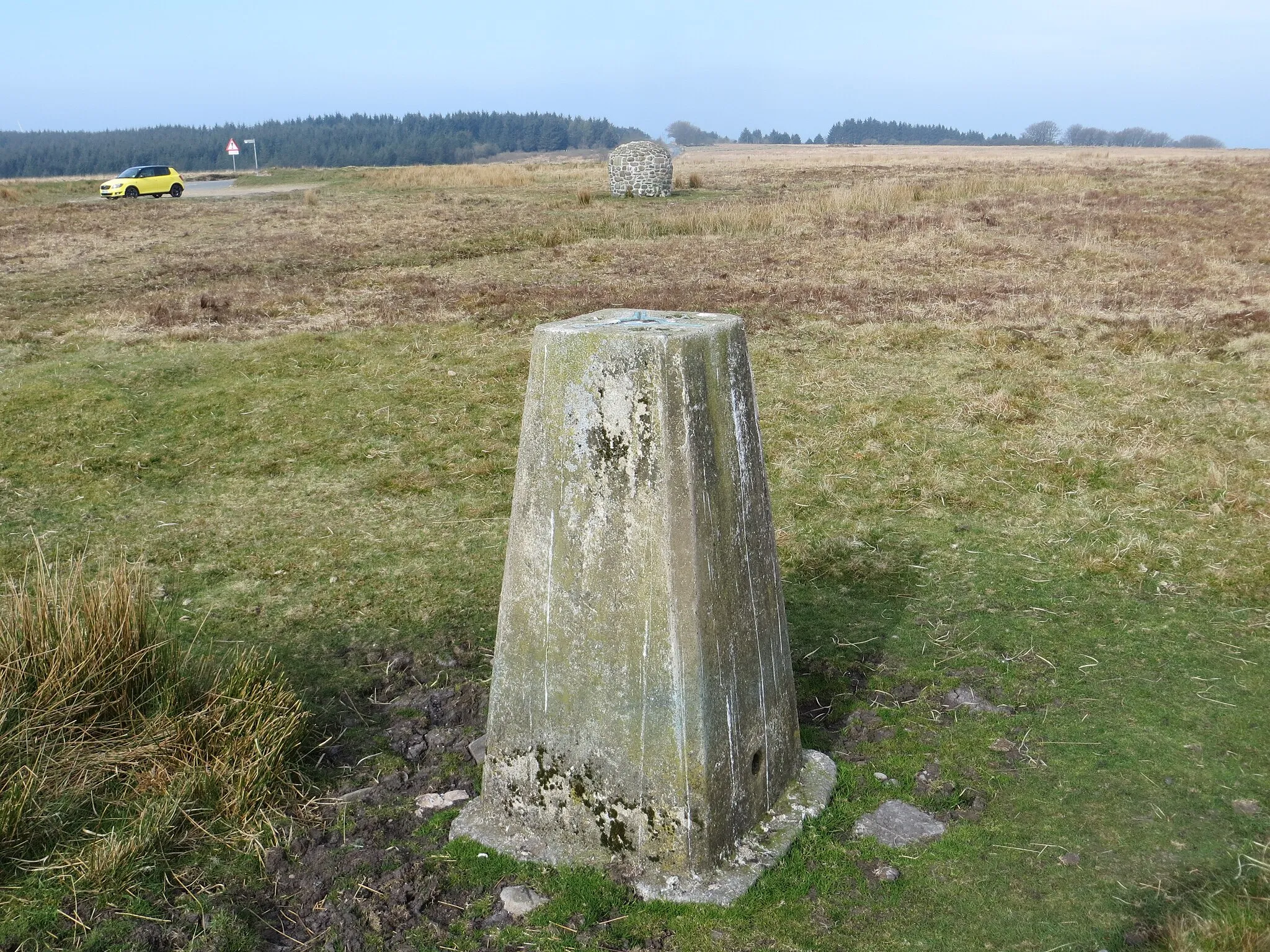 Photo showing: Triangulation Pillar and Peace Monument at Mynydd Llanfihangel-rhos-y-corn