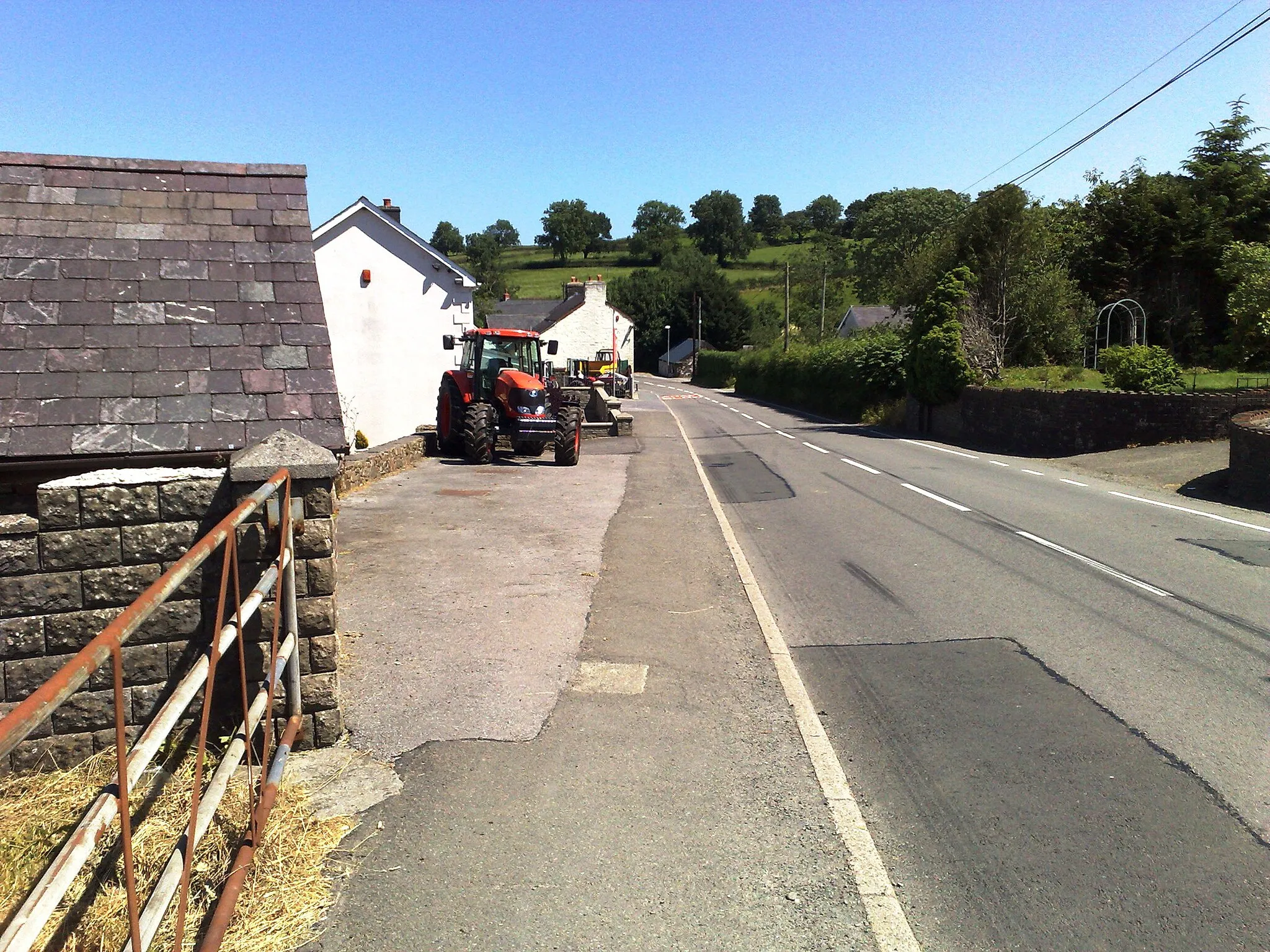Photo showing: A section of road looking north in New Inn, Carmarthenshire.