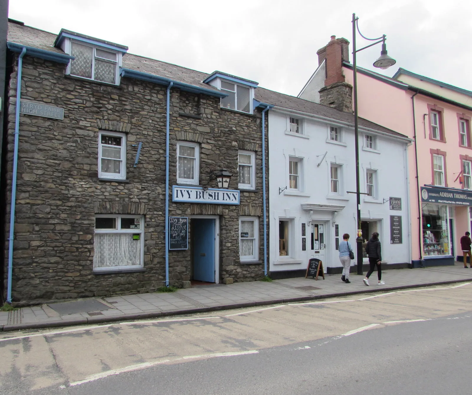 Photo showing: Ivy Bush Inn in Lampeter. Pub at 1 High Street.