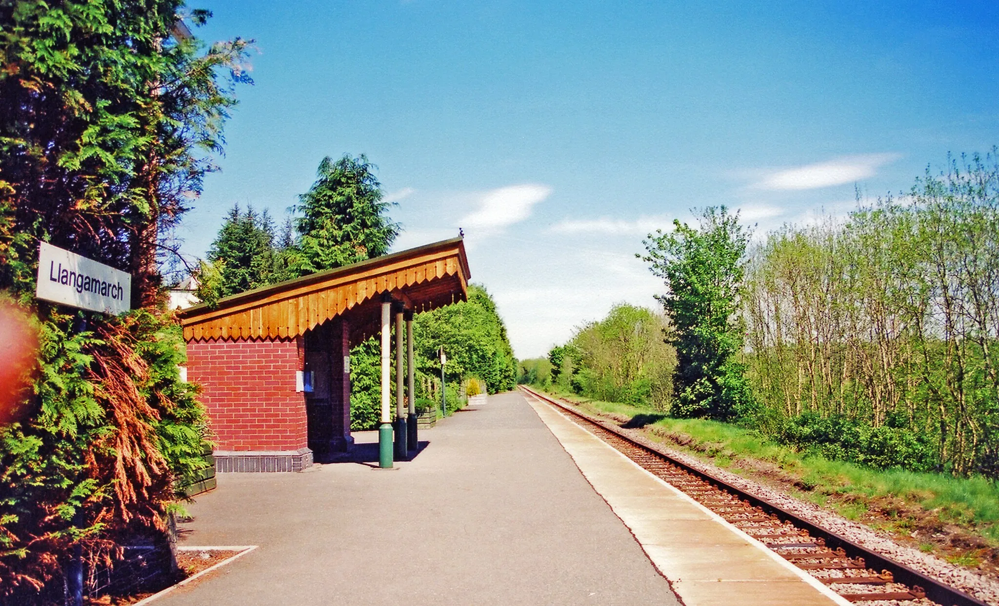 Photo showing: Llangammarch station, 2001.
View NE, towards Llandrindod and Craven Arms: ex-LNWR Central Wales Line, Craven Arms - Swansea, 'Heart of Wales Line', running since 6/64 to Llanelli, then Swansea. ('Llangammarch Wells' until 5/80).
