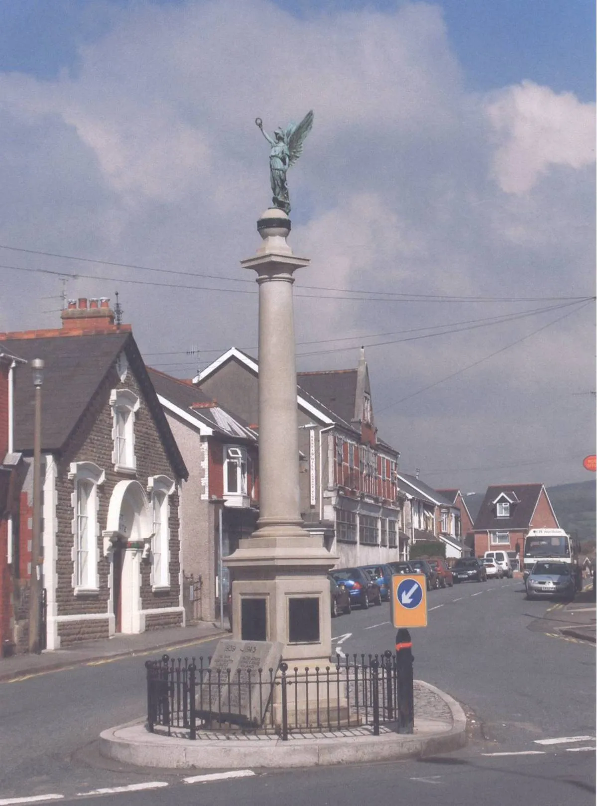 Photo showing: Memorial to those from the area who died in WW2. Kenfig Hill (looking down Prince Road), Bridgend County Borough, Wales.
