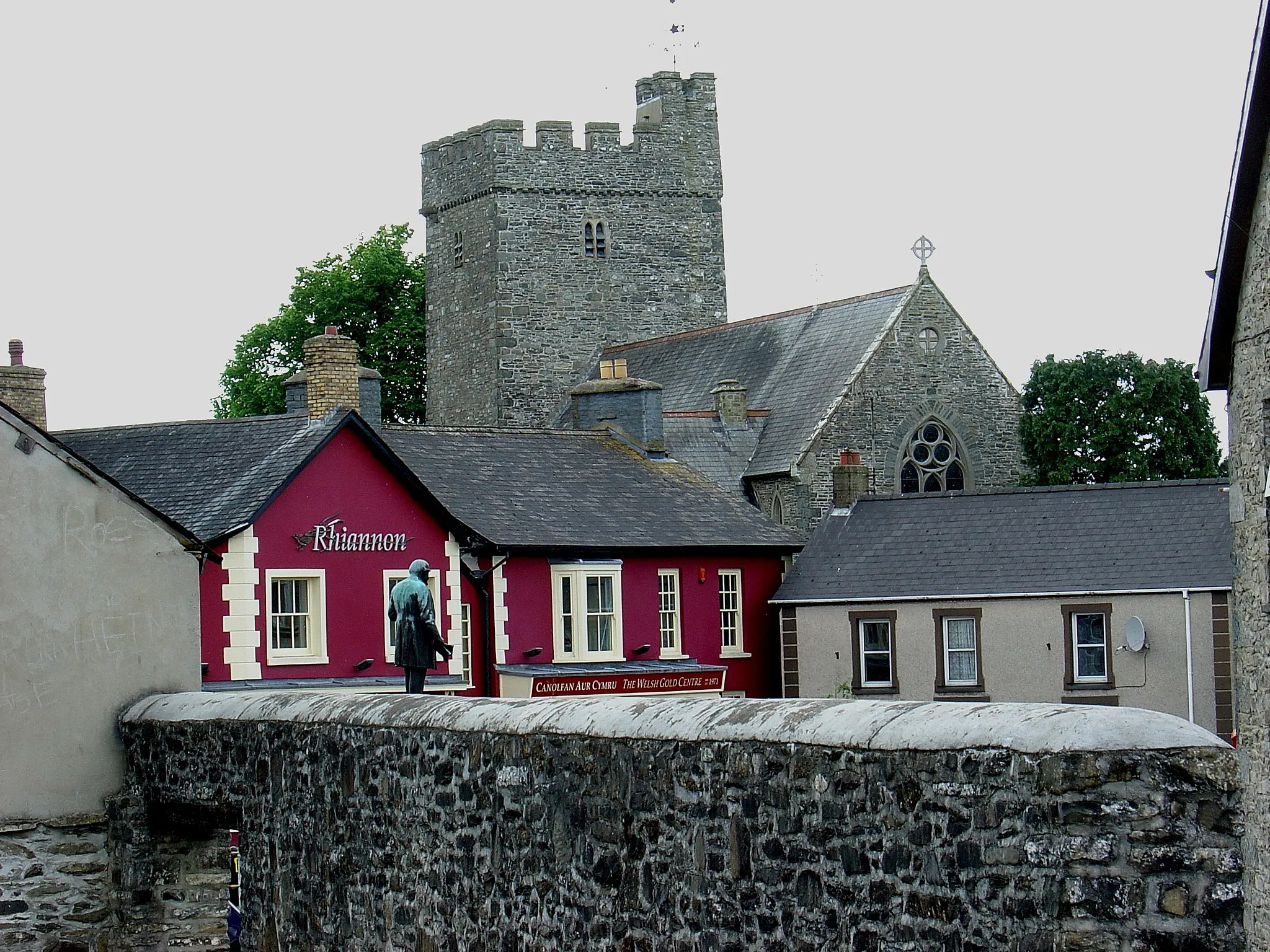 Photo showing: View of St Caron's Anglican parish church at Tregaron, from behind the Talbot Hotel