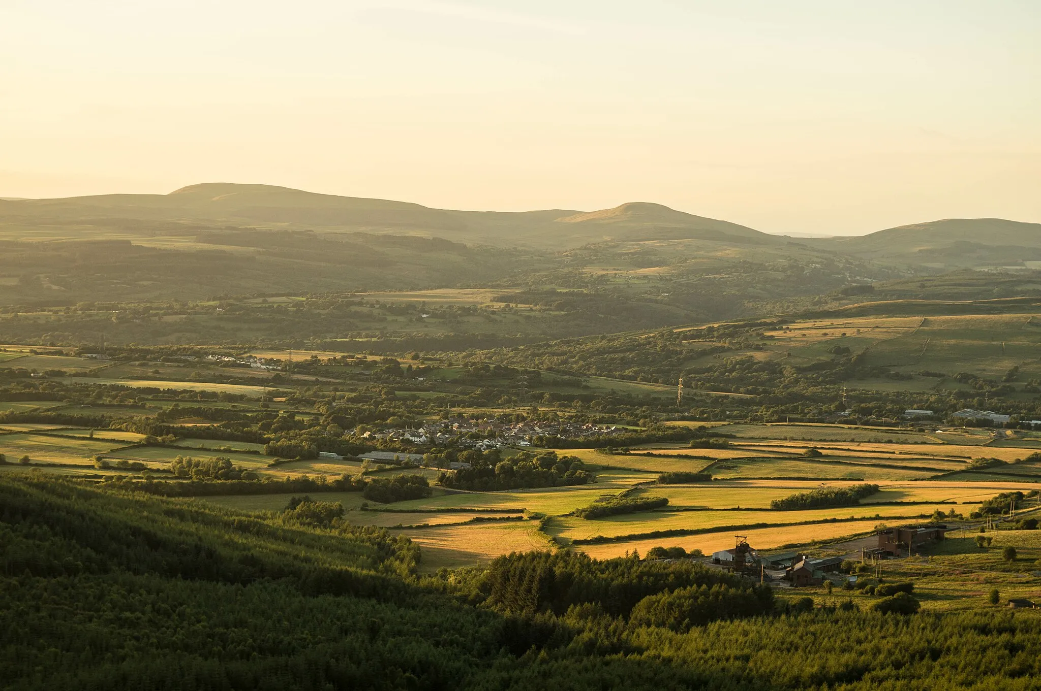 Photo showing: Rhigos village and the tower colliery as viewed from the viewpoint on Rhigos Mountain.