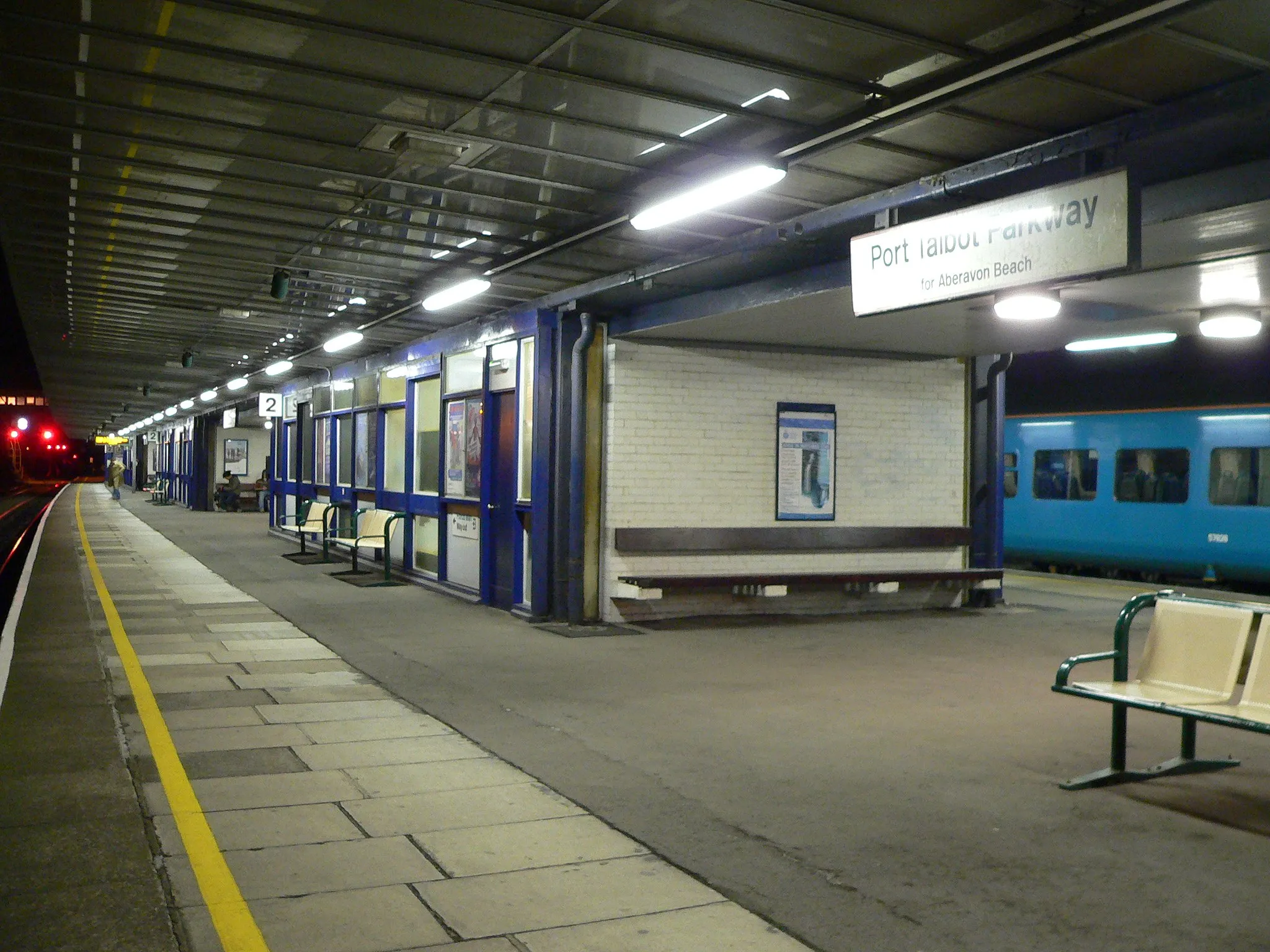 Photo showing: Platform 2 at Port Talbot Parkway railway station is on the north-east side of the island platform and is served by eastbound trains towards Bridgend, Cardiff, Bristol and London.