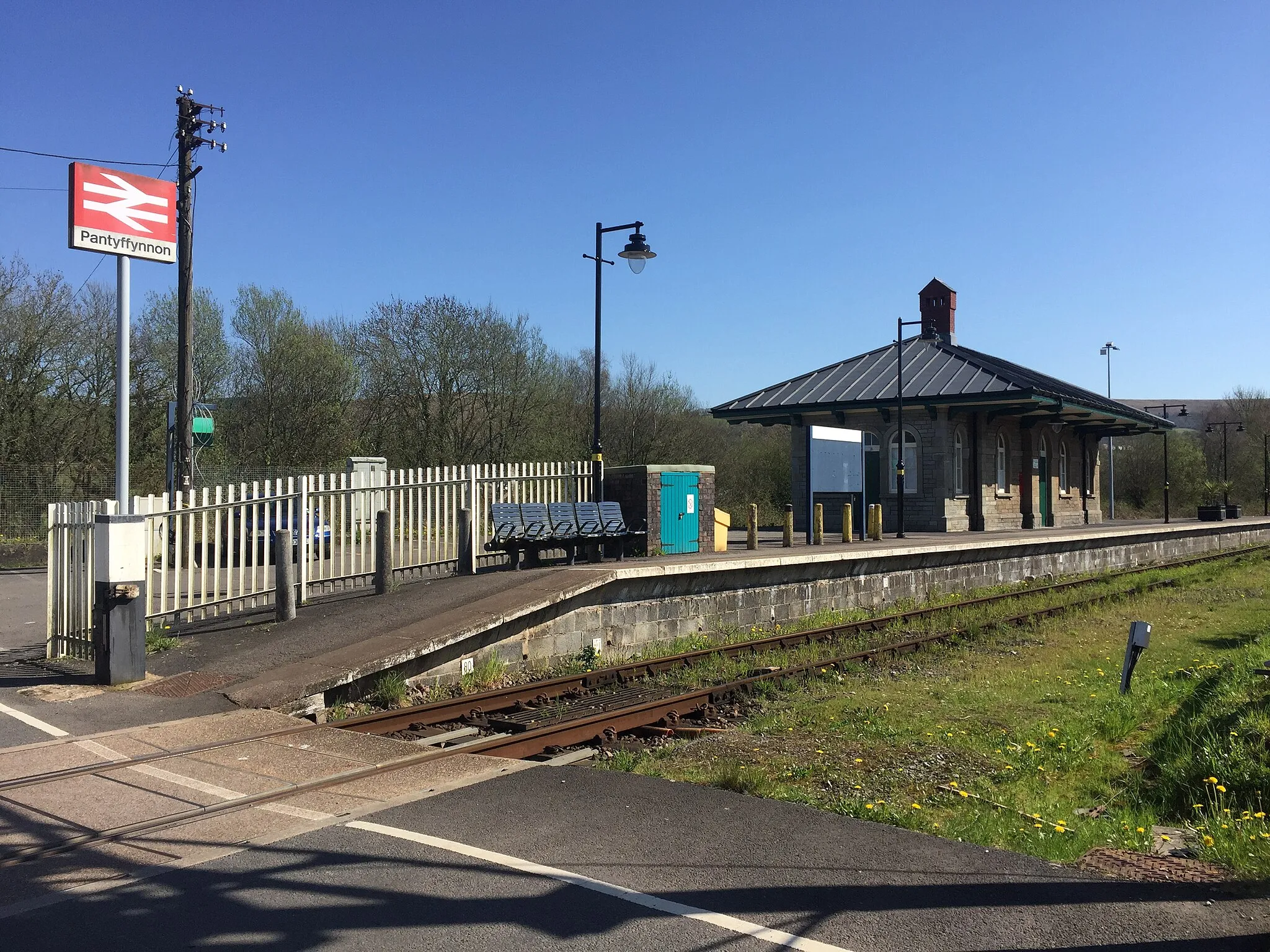 Photo showing: Pantyffynnon Railway Station on the Heart of Wales line.