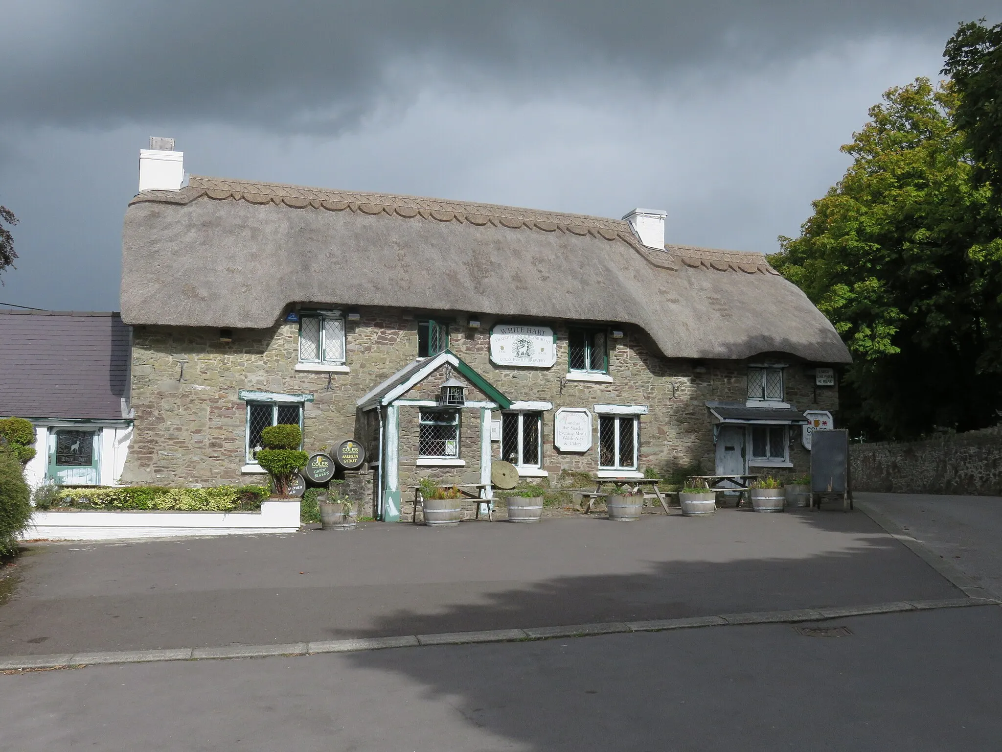 Photo showing: White Hart Thatched Inn and Brewery Llanddarog