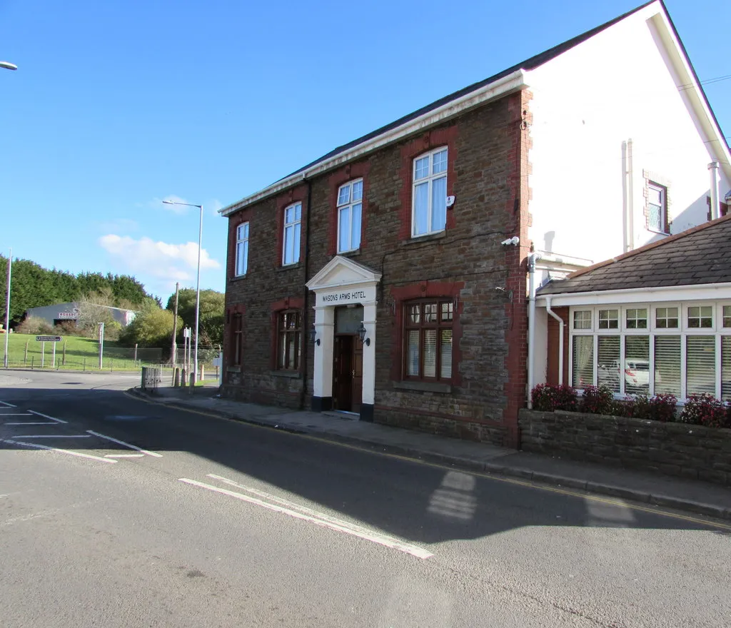 Photo showing: Masons Arms Hotel in Bryncethin. Pub, hotel and restaurant alongside the A4061.