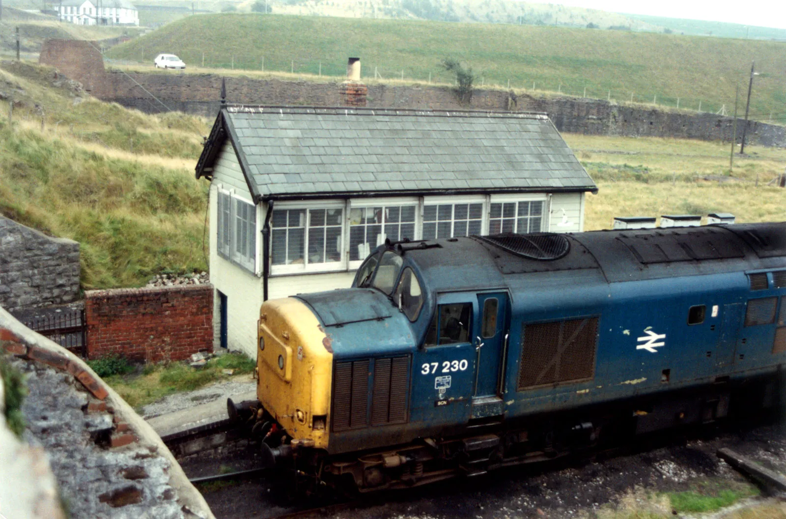 Photo showing: 37230 at Onllwyn washery. The signal box is now demolished