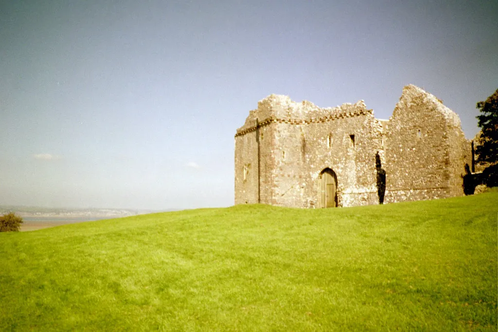 Photo showing: Weobley Castle, west entrance