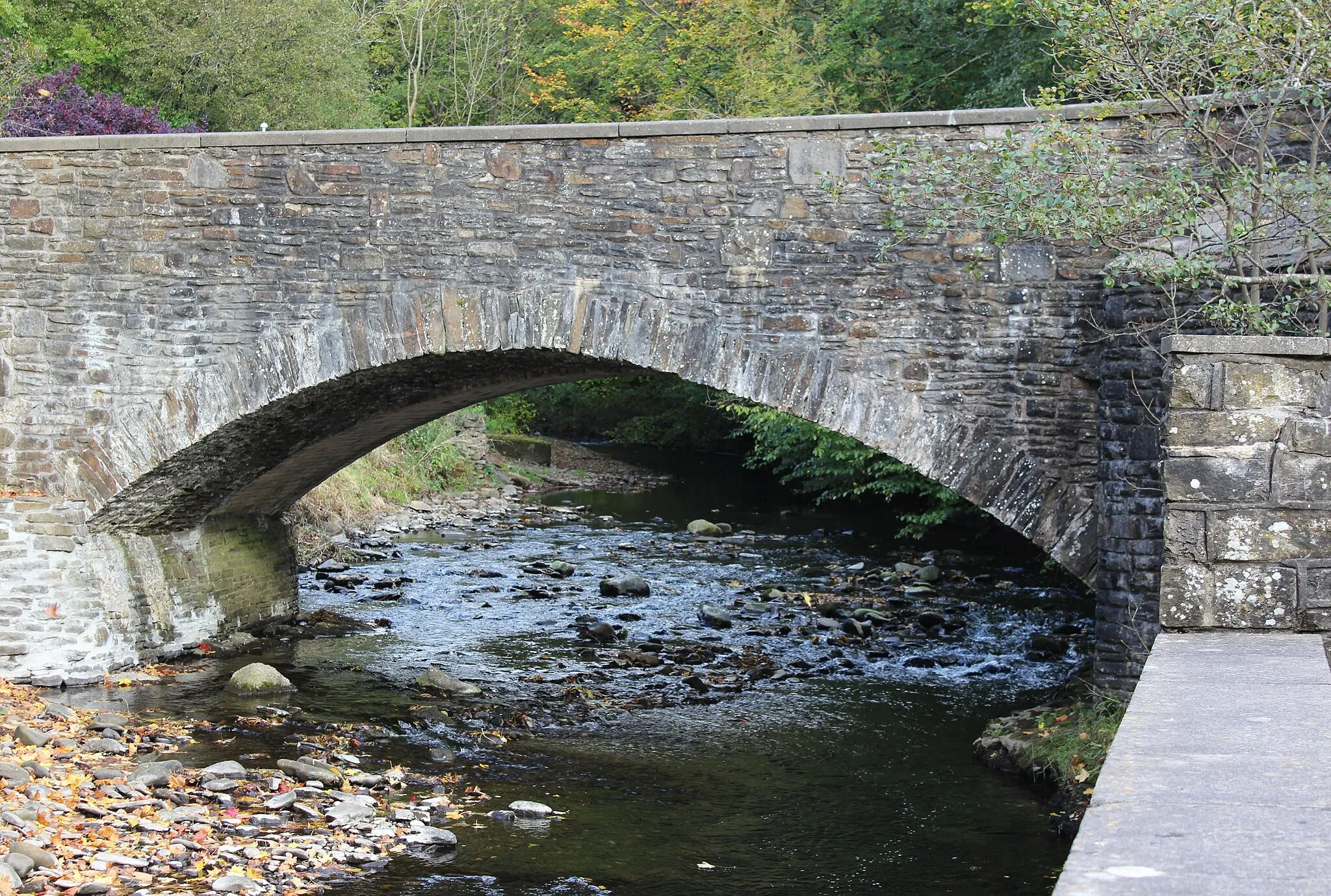 Photo showing: Bridge over River Sirhowy, Cwm-corrwg