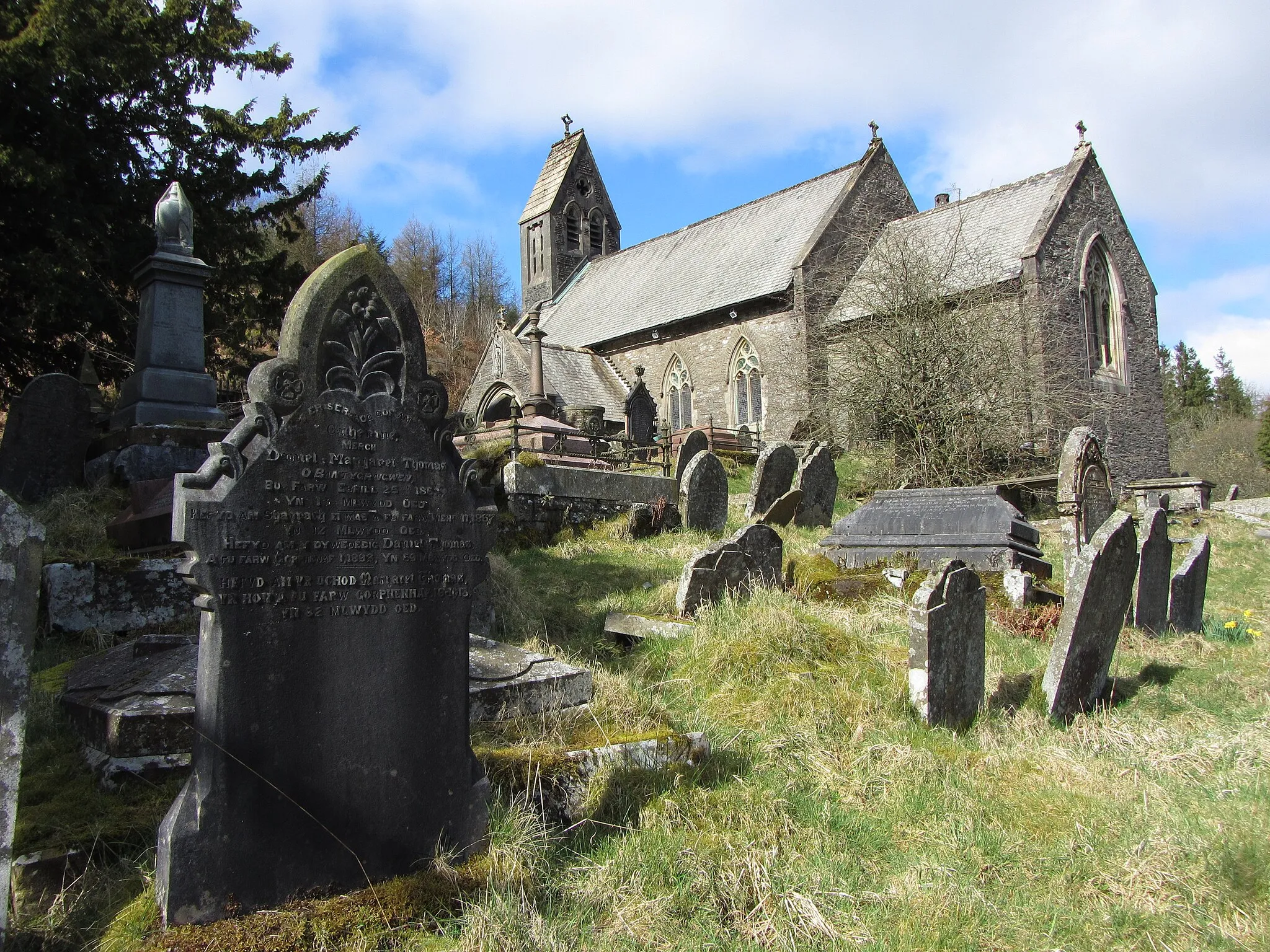 Photo showing: St Gwynno's church at Llanwonno. The church is the last resting place of legendary Welsh runner Gut Nyth Bran (1700-1737), after whom the Nos Galan race is run each year (on New Year's Eve).