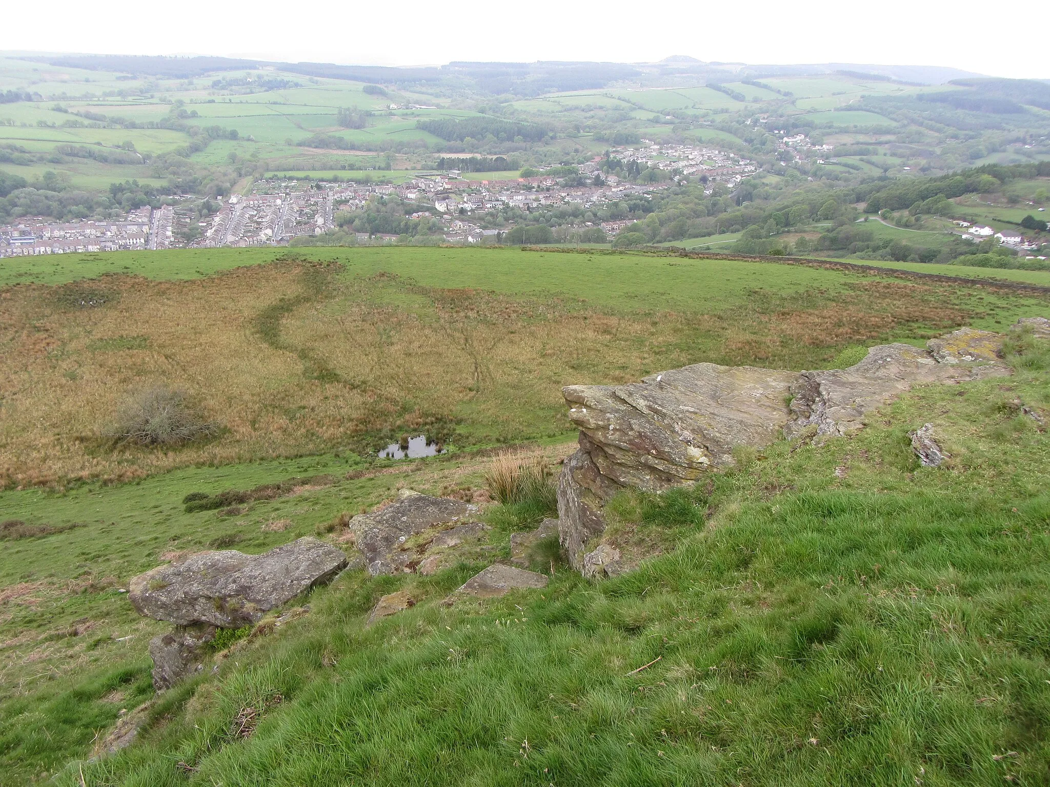 Photo showing: Rocky outcrop above Ynysybwl