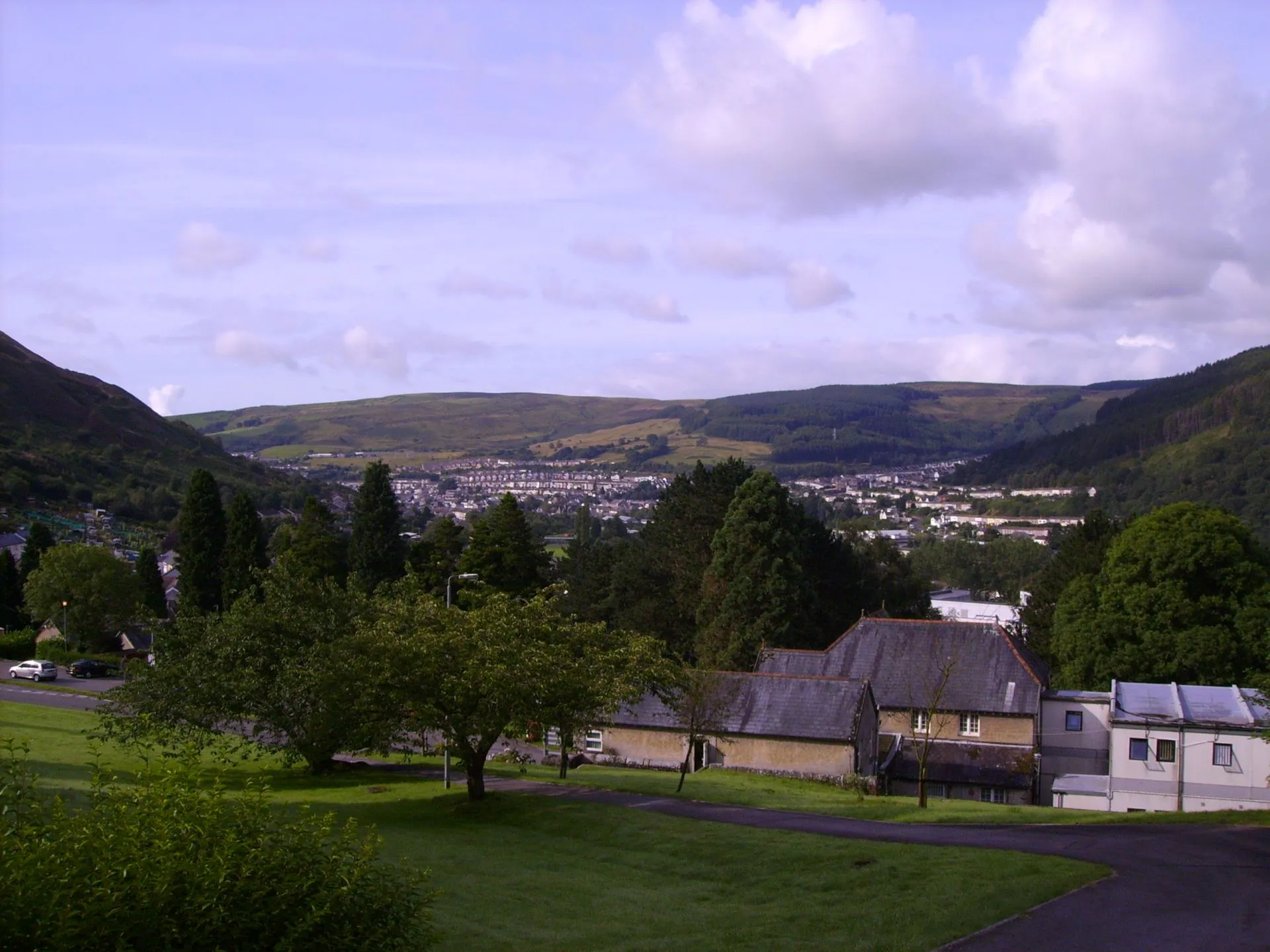 Photo showing: Llwynypia and Tonypandy looking South from Llwynypia Hospital, Rhondda, South Wales