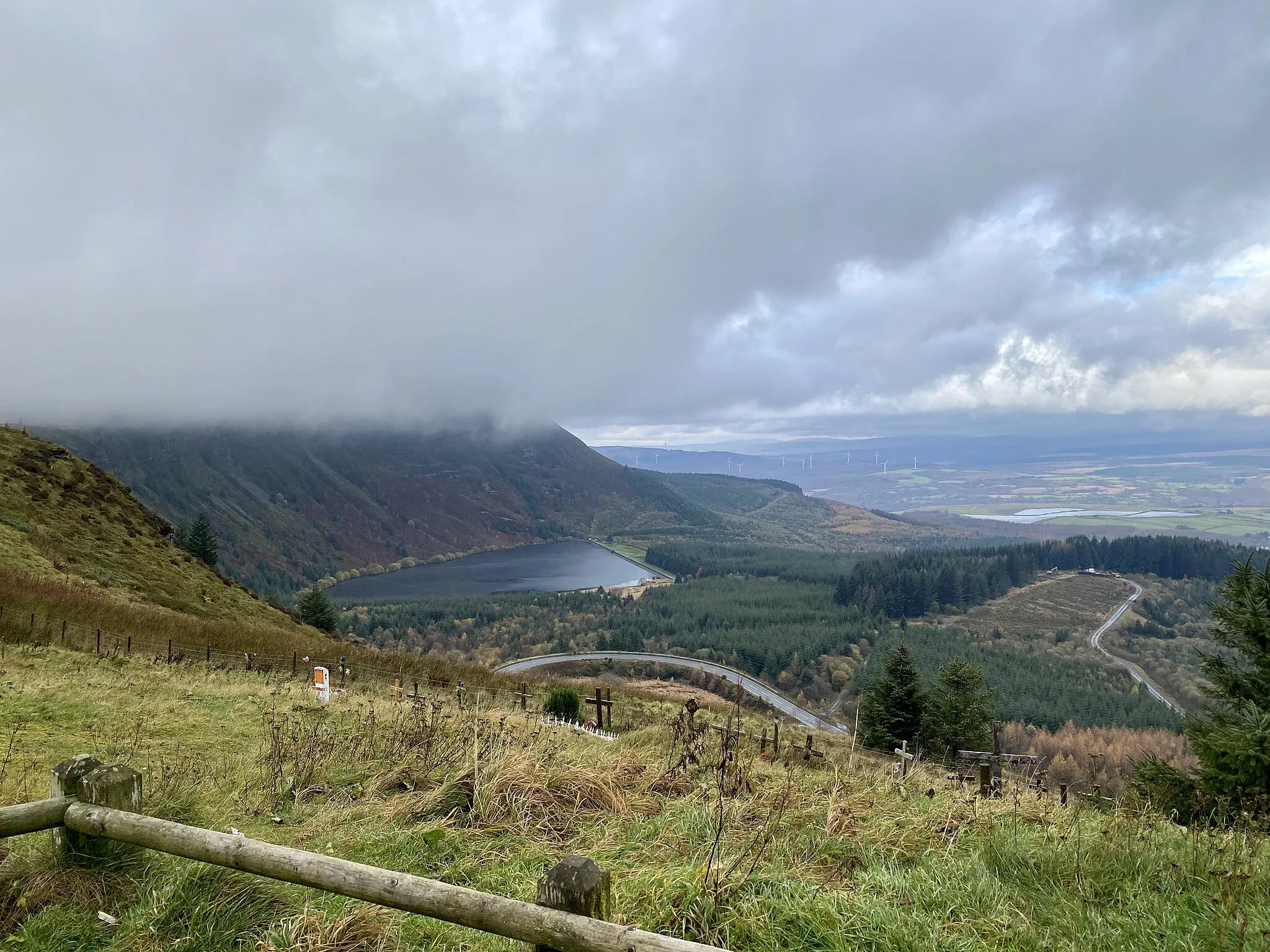 Photo showing: Llyn Fawr. View of Llyn Fawr from the Rhigos on an overcast autumn day.