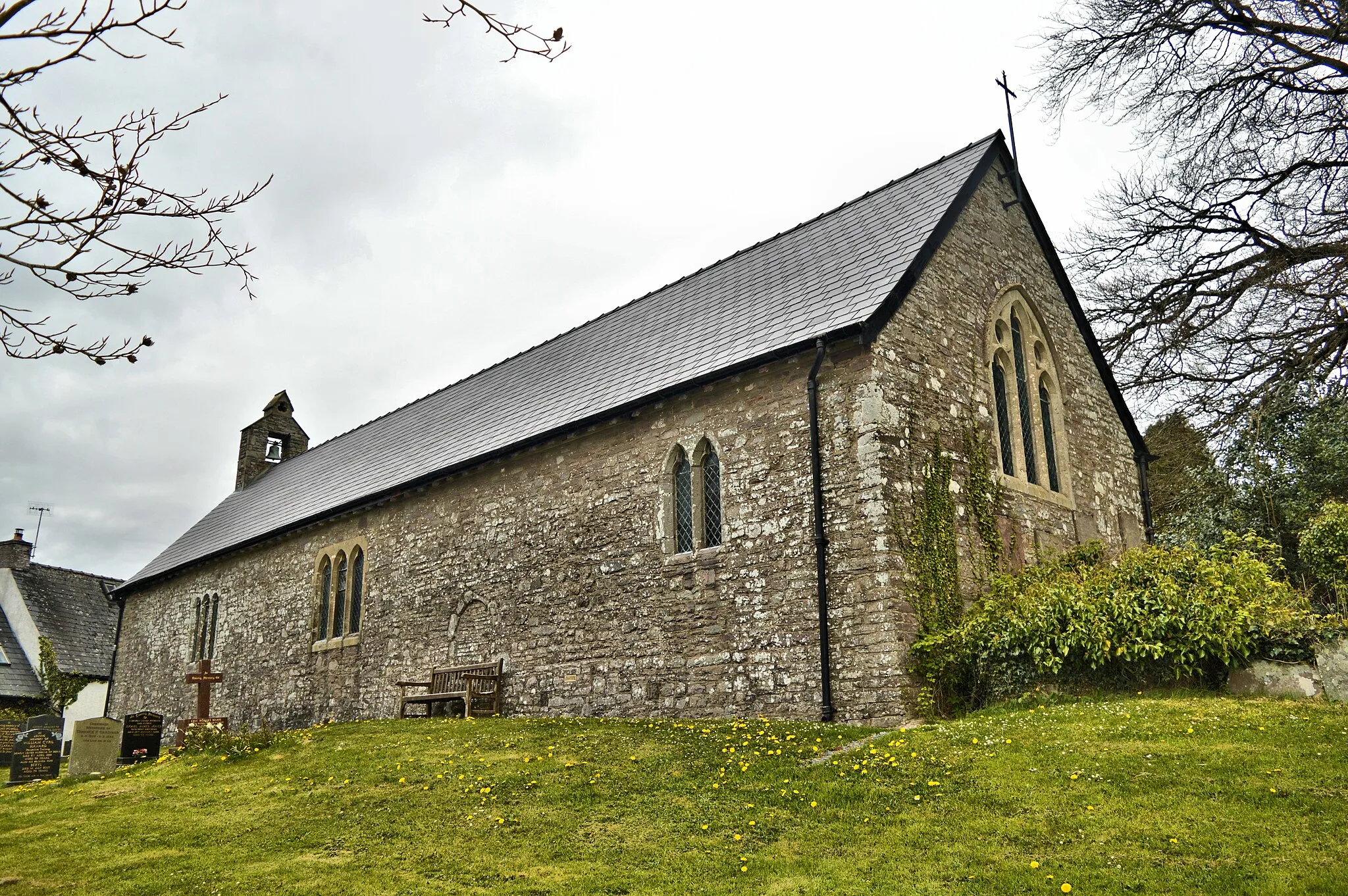 Photo showing: St David, Trallong. Overlooking the Usk, this long single cell building is an ancient foundation, restored in the 19th century.