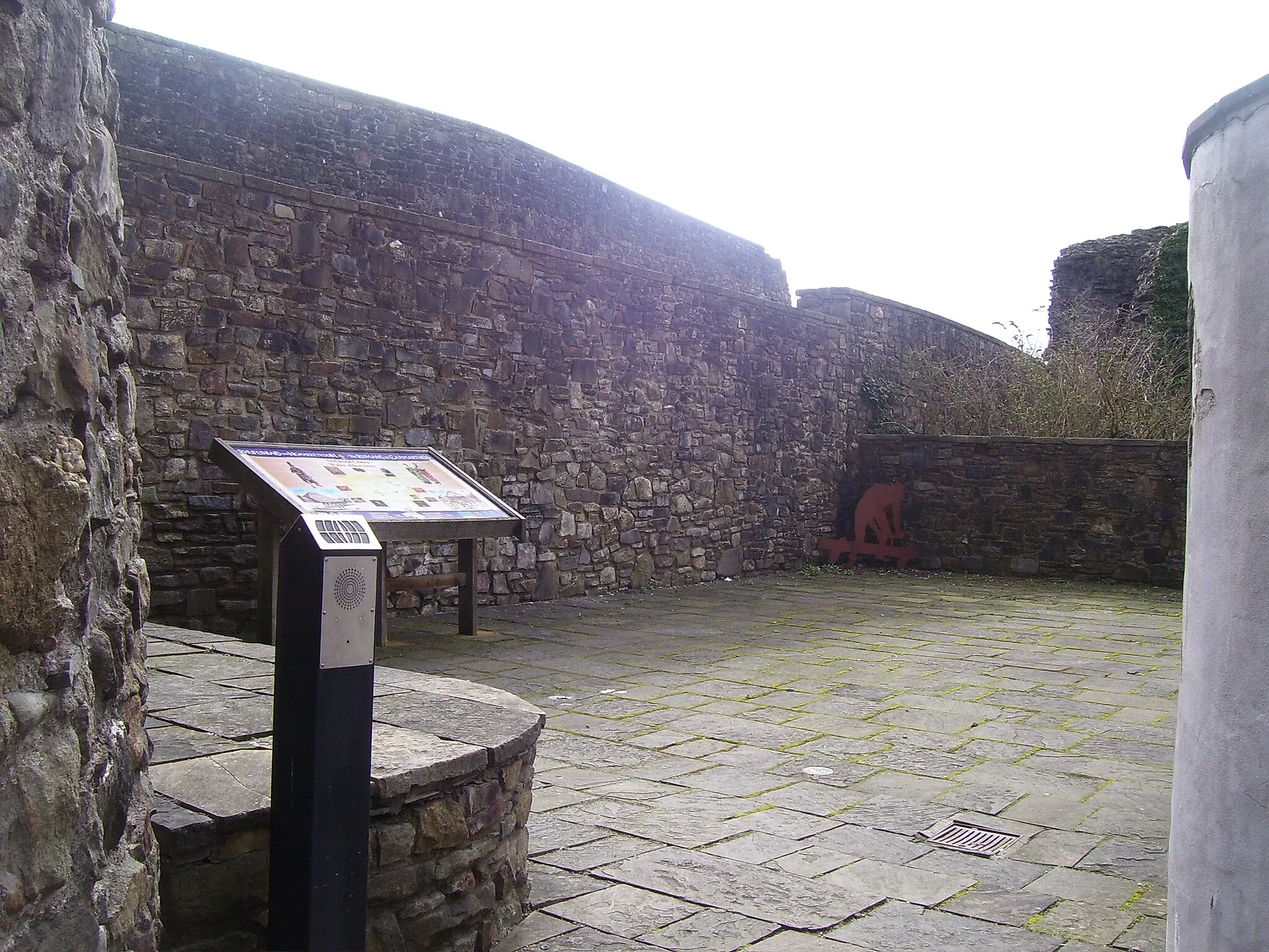 Photo showing: Carmarthen - castle area