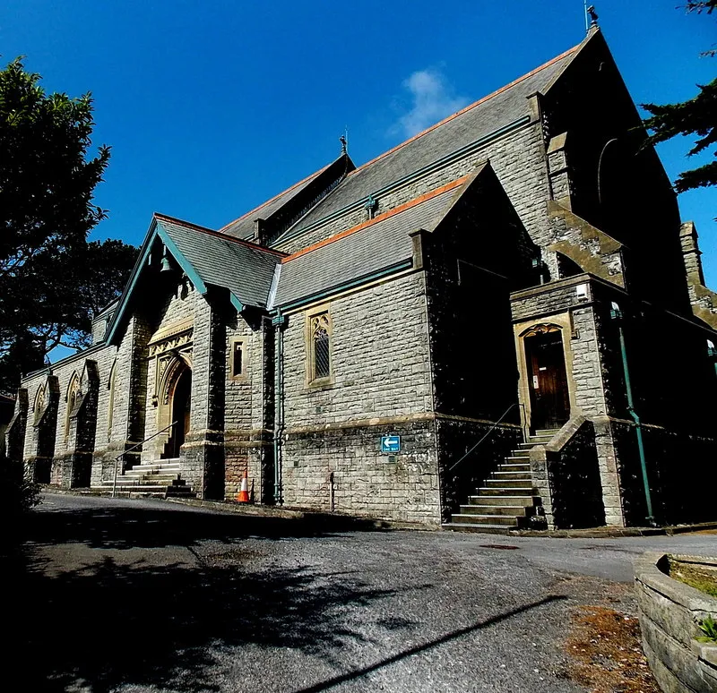 Photo showing: SE entrance to St Peter's Church, Newton, Swansea. From Mary Twill Lane. The church is in the Church in Wales Parish of Newton, Diocese of Swansea & Brecon. An unusual feature for a church site is a white-on-blue one-way traffic sign on the wall.