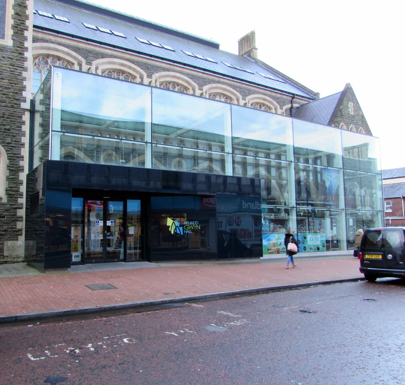 Photo showing: Glass frontage, Gwyn Hall, Orchard Street, Neath