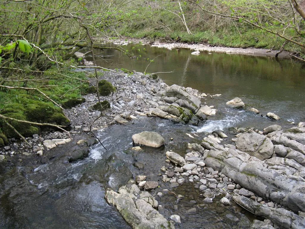 Photo showing: Confluence of the Sychryd and the Mellte. The Sychryd upstream somehow looks far more significant than the small dribble joining the Mellte here.