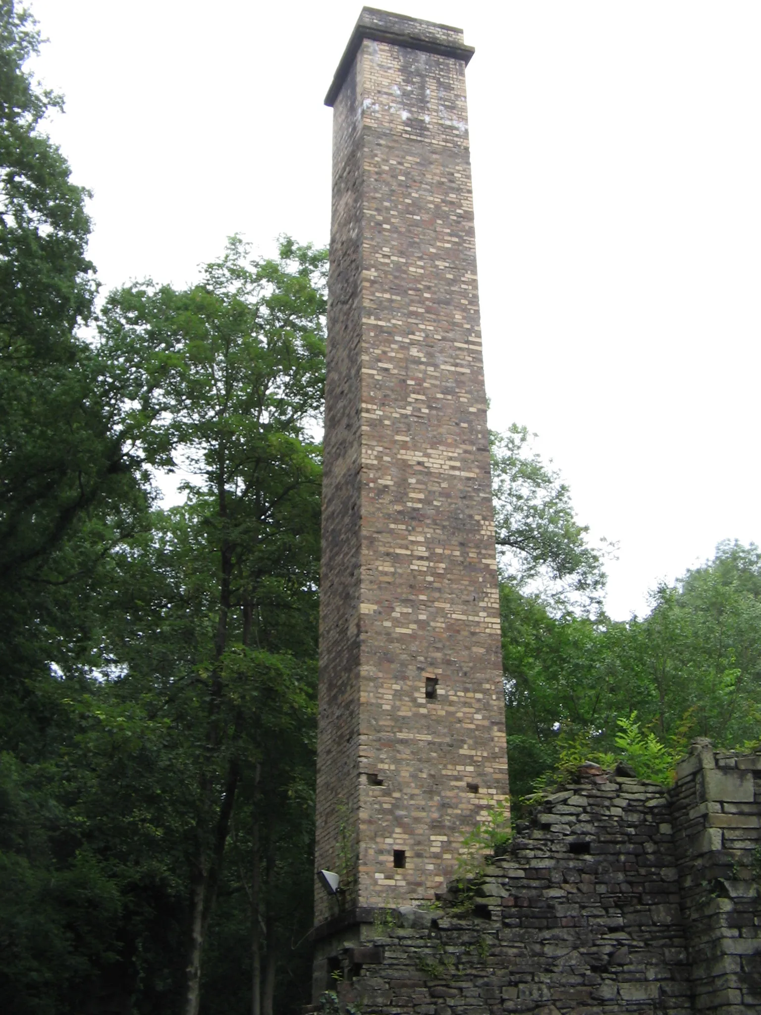 Photo showing: Aberdulais brick chimney