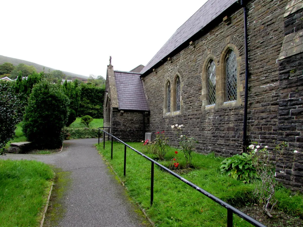 Photo showing: Path to St David's Church, Wyndham