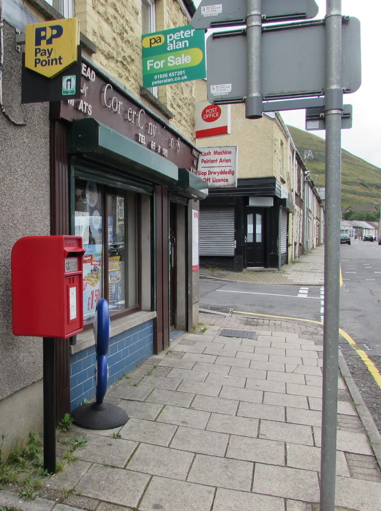 Photo showing: Queen Elizabeth II postbox outside Nantymoel Post Office