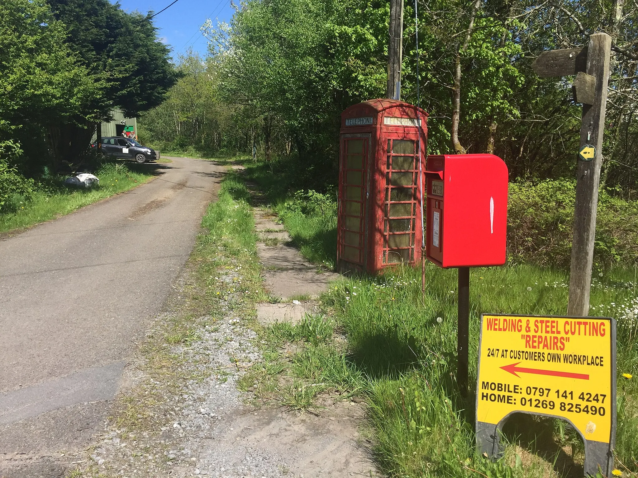 Photo showing: Public footpath at Rhosaman