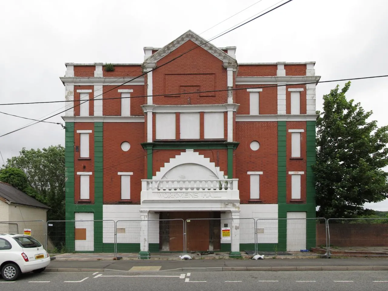 Photo showing: Cwmamman Workmen's Hall, Garnant