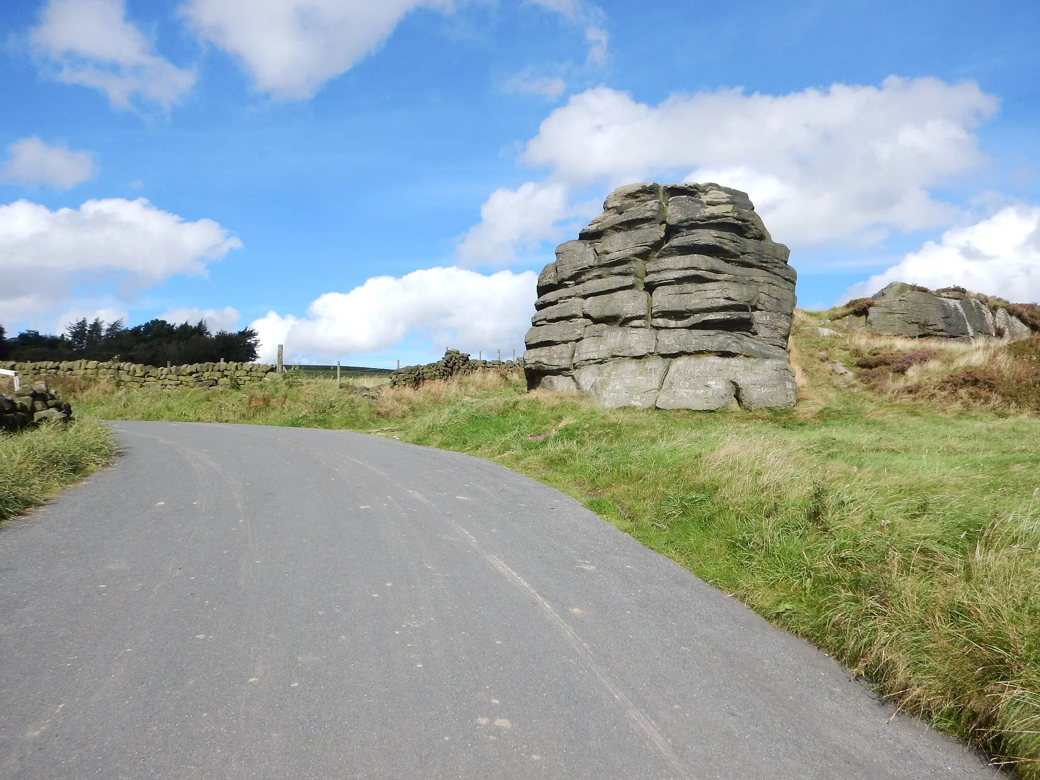 Photo showing: Eastwood Road passing the Great Rock