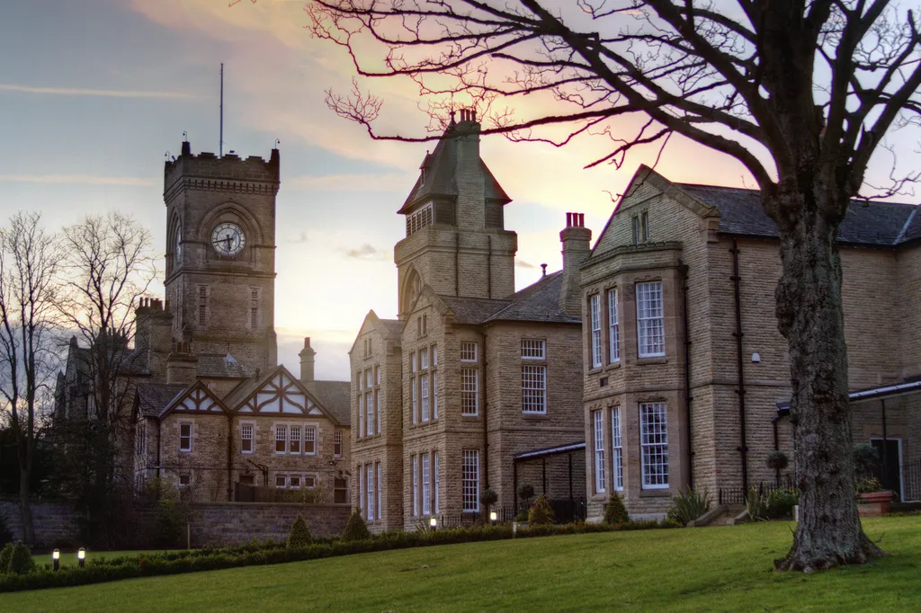 Photo showing: The famous clock tower of High Royds is seen here at sunset on an evening in February 2012. This shot was taken from the lawn in front of what used to be the Ramsgill and Amerdale wards, lying to the southern front half of the hospital's female treatment section. Redevelopment of this section is complete and the buildings in the foreground have now been converted to residential use.
You can find the original high-resolution photograph online in this set of images.