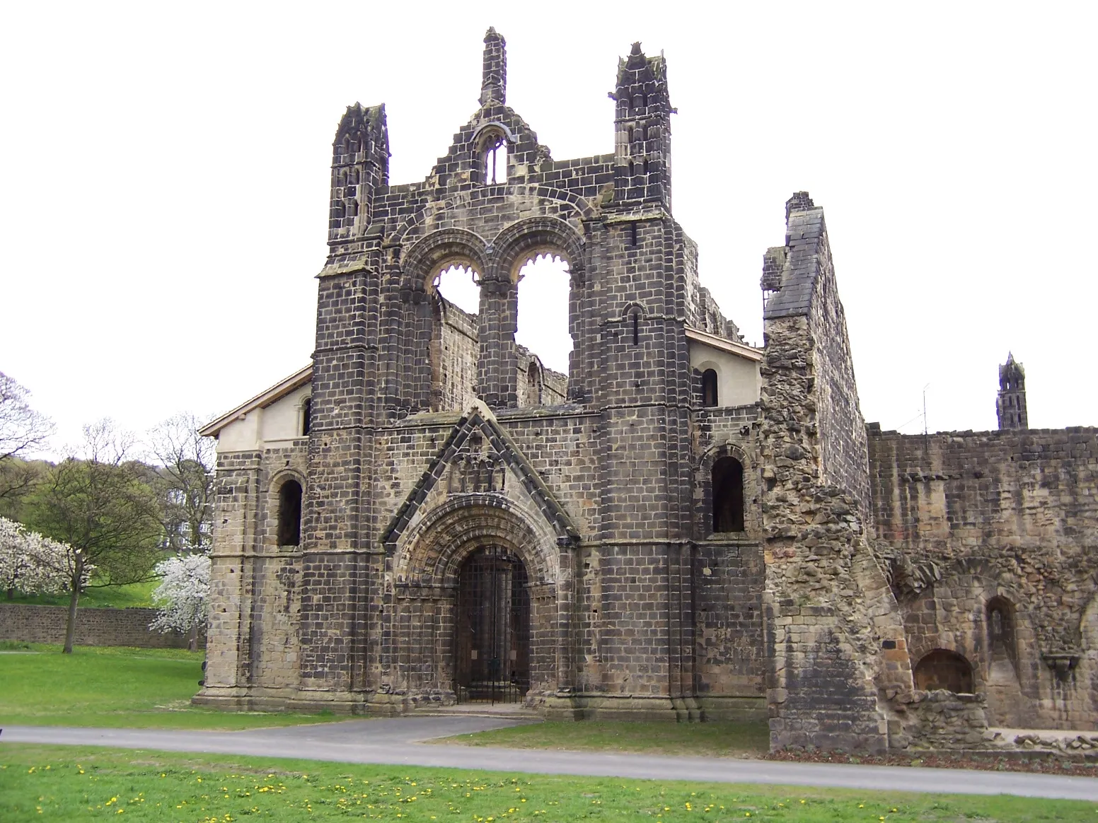Photo showing: view of the church of Kirkstall Abbey in Leeds, Yorkshire (England), from the west

own work; photo taken on 30 April 2006