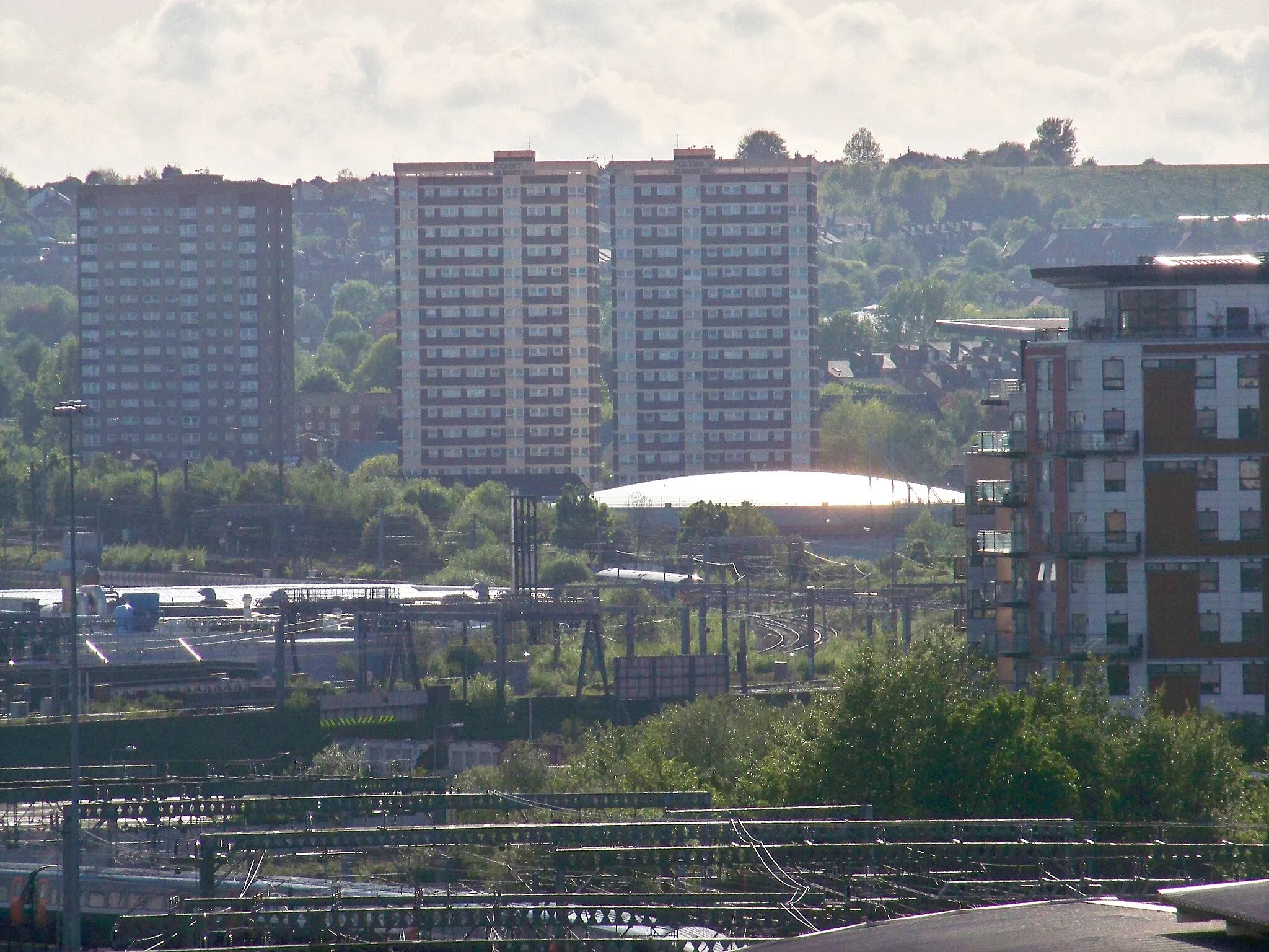 Photo showing: An overview of Wortley showing the Clyde Grange flats, New Wortley railway junction and New Wortley Gas Holder.  Taken from the Q-Park multi story car park on Swinegate on Leeds City Centre on 9th May 2009.